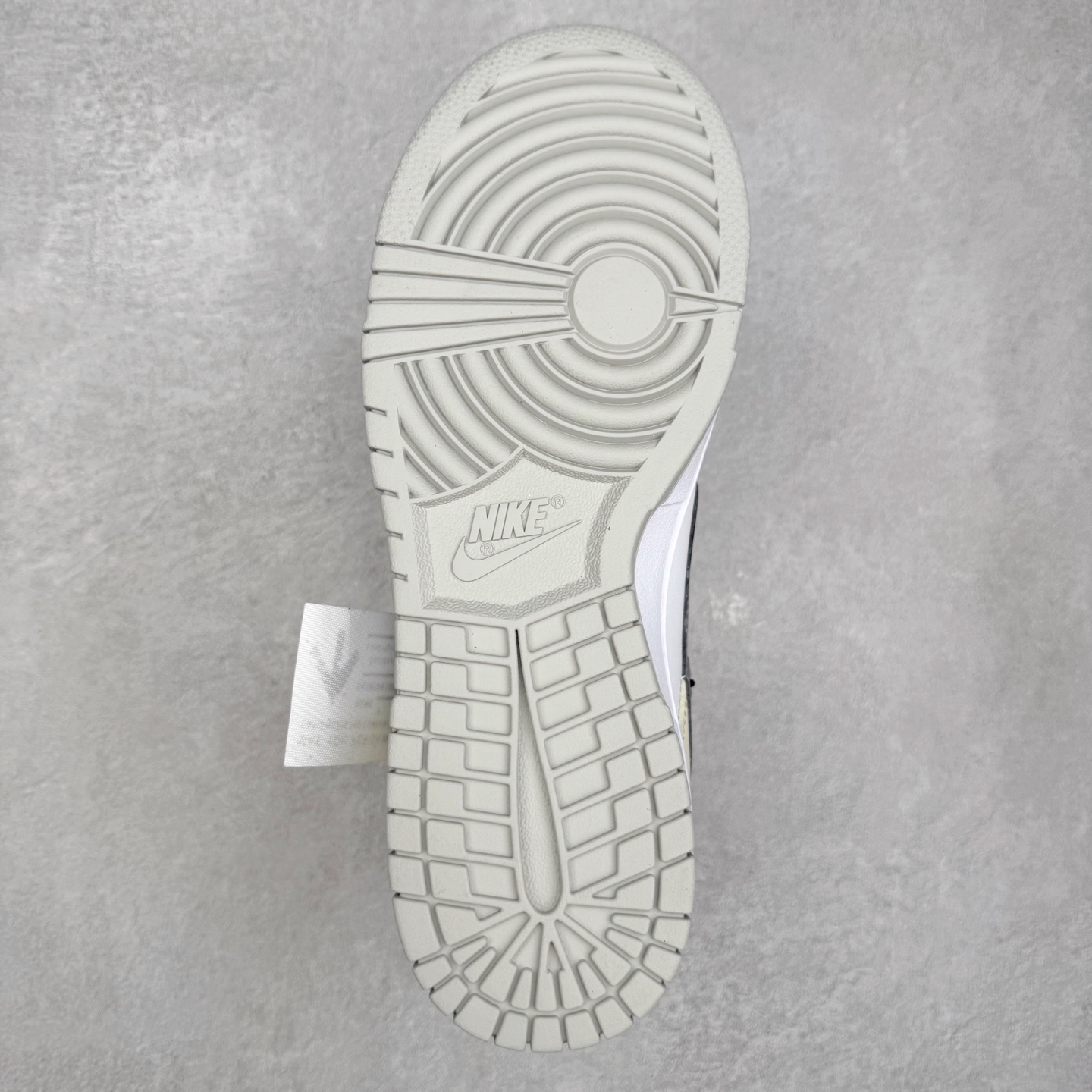 图片[9]-NK Dunk Low DD1391-100 定制系列天花板 无原鞋不开发 全系列得物原鞋一比一校对开发 配色持续更新中 终端对接 优势输出 全套原厂楦头原纸板数据档案倾力打造 原汁原味莞产 极致还原 圈内最强针车工艺 高端零售指定版 广东原厂配套原盒原标 鞋盒分三个尺码段 原厂冲刀 超高清洁度 全鞋零毛边皮料切割 采用原厂百宏鞋带以及原厂百宏织唛舌标 内标可供原厂几率过验 进口原装条纹中底布 四线拉帮白色点胶 原厂拉帮手法遵循公司 原厂电绣 极致还原 尺码：36 36.5 37.5 38 38.5 39 40 40.5 41 42 42.5 43 44 44.5 45 46-选品中心