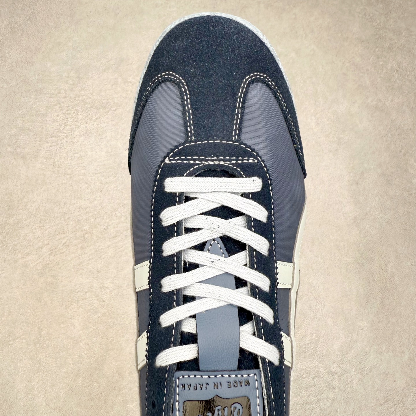 图片[4]-＃C版 Asics Onitsuka Tiger MEXICO 66 亚瑟士鬼冢虎复古经典板鞋 市场王者选手 海外订单工厂出品 长期生产补货永不断码 超成熟稳定的做工品控 原装全套纸板楦头开发 原汁原味 完美呈现版型 私模正确鞋底咬花纹路 一比一鞋头弧度高度鞋身弧度 绝不口嗨 细节品控鞋型随意秒杀市面 原档咬花纹路私模大底 一个单元有六个三角形 总体形拼接呈现花瓣状 官方四联吊牌 原装Ortholite轻量化鞋垫 原盒原配 质保卡 说明书 钢印防尘纸 纸板中底带钢印 乳胶组合鞋垫 支持全方位的对比专柜 产品从款式颜色造型上体现出追求舒适和细节的完美 鞋类更是推崇手工制作的严谨与完美 融舒适性与可穿性的设计风格 注重细节的完美和别致魅力 既保持稳重 又不失轻松的时尚感 尺码：36 37 37.5 38 39 39.5 40 40.5 41.5 42 42.5 43.5 44 45-选品中心