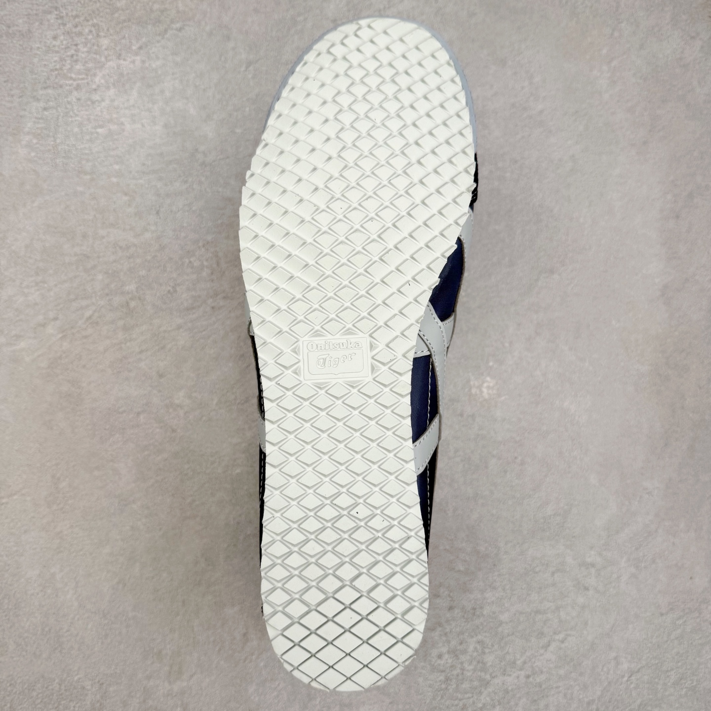 图片[9]-＃C版 Asics Onitsuka Tiger MEXICO 66 亚瑟士鬼冢虎复古经典板鞋 市场王者选手 海外订单工厂出品 长期生产补货永不断码 超成熟稳定的做工品控 原装全套纸板楦头开发 原汁原味 完美呈现版型 私模正确鞋底咬花纹路 一比一鞋头弧度高度鞋身弧度 绝不口嗨 细节品控鞋型随意秒杀市面 原档咬花纹路私模大底 一个单元有六个三角形 总体形拼接呈现花瓣状 官方四联吊牌 原装Ortholite轻量化鞋垫 原盒原配 质保卡 说明书 钢印防尘纸 纸板中底带钢印 乳胶组合鞋垫 支持全方位的对比专柜 产品从款式颜色造型上体现出追求舒适和细节的完美 鞋类更是推崇手工制作的严谨与完美 融舒适性与可穿性的设计风格 注重细节的完美和别致魅力 既保持稳重 又不失轻松的时尚感 尺码：36 37 37.5 38 39 39.5 40 40.5 41.5 42 42.5 43.5 44 45-选品中心