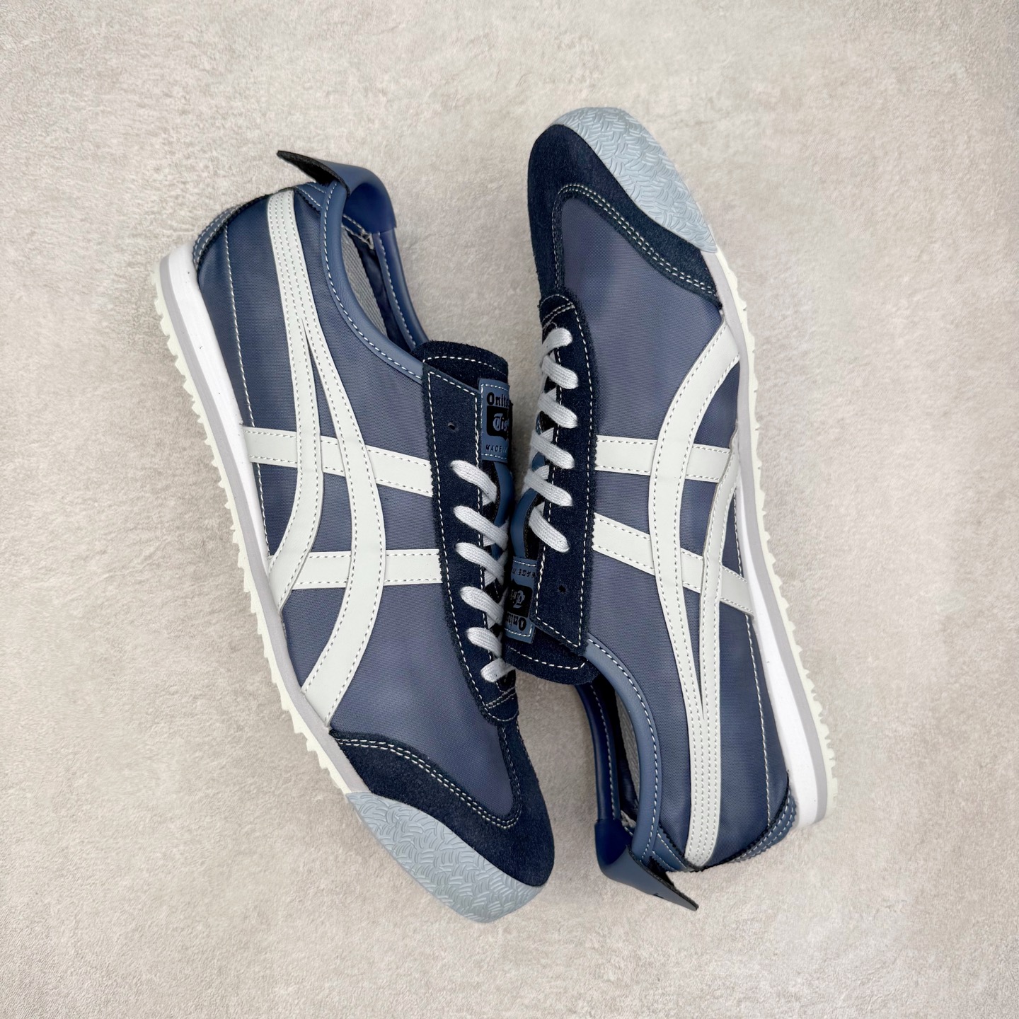 图片[3]-＃C版 Asics Onitsuka Tiger MEXICO 66 亚瑟士鬼冢虎复古经典板鞋 市场王者选手 海外订单工厂出品 长期生产补货永不断码 超成熟稳定的做工品控 原装全套纸板楦头开发 原汁原味 完美呈现版型 私模正确鞋底咬花纹路 一比一鞋头弧度高度鞋身弧度 绝不口嗨 细节品控鞋型随意秒杀市面 原档咬花纹路私模大底 一个单元有六个三角形 总体形拼接呈现花瓣状 官方四联吊牌 原装Ortholite轻量化鞋垫 原盒原配 质保卡 说明书 钢印防尘纸 纸板中底带钢印 乳胶组合鞋垫 支持全方位的对比专柜 产品从款式颜色造型上体现出追求舒适和细节的完美 鞋类更是推崇手工制作的严谨与完美 融舒适性与可穿性的设计风格 注重细节的完美和别致魅力 既保持稳重 又不失轻松的时尚感 尺码：36 37 37.5 38 39 39.5 40 40.5 41.5 42 42.5 43.5 44 45-选品中心