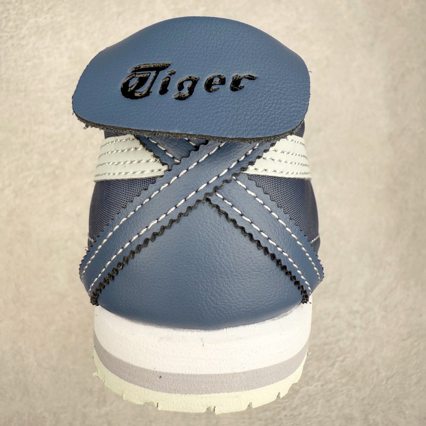 图片[8]-＃C版 Asics Onitsuka Tiger MEXICO 66 亚瑟士鬼冢虎复古经典板鞋 市场王者选手 海外订单工厂出品 长期生产补货永不断码 超成熟稳定的做工品控 原装全套纸板楦头开发 原汁原味 完美呈现版型 私模正确鞋底咬花纹路 一比一鞋头弧度高度鞋身弧度 绝不口嗨 细节品控鞋型随意秒杀市面 原档咬花纹路私模大底 一个单元有六个三角形 总体形拼接呈现花瓣状 官方四联吊牌 原装Ortholite轻量化鞋垫 原盒原配 质保卡 说明书 钢印防尘纸 纸板中底带钢印 乳胶组合鞋垫 支持全方位的对比专柜 产品从款式颜色造型上体现出追求舒适和细节的完美 鞋类更是推崇手工制作的严谨与完美 融舒适性与可穿性的设计风格 注重细节的完美和别致魅力 既保持稳重 又不失轻松的时尚感 尺码：36 37 37.5 38 39 39.5 40 40.5 41.5 42 42.5 43.5 44 45-选品中心