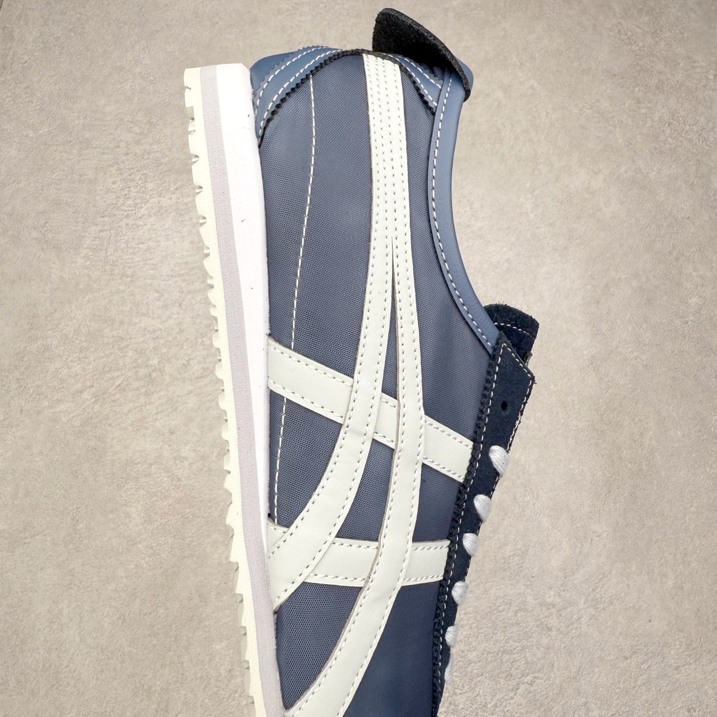 图片[6]-＃C版 Asics Onitsuka Tiger MEXICO 66 亚瑟士鬼冢虎复古经典板鞋 市场王者选手 海外订单工厂出品 长期生产补货永不断码 超成熟稳定的做工品控 原装全套纸板楦头开发 原汁原味 完美呈现版型 私模正确鞋底咬花纹路 一比一鞋头弧度高度鞋身弧度 绝不口嗨 细节品控鞋型随意秒杀市面 原档咬花纹路私模大底 一个单元有六个三角形 总体形拼接呈现花瓣状 官方四联吊牌 原装Ortholite轻量化鞋垫 原盒原配 质保卡 说明书 钢印防尘纸 纸板中底带钢印 乳胶组合鞋垫 支持全方位的对比专柜 产品从款式颜色造型上体现出追求舒适和细节的完美 鞋类更是推崇手工制作的严谨与完美 融舒适性与可穿性的设计风格 注重细节的完美和别致魅力 既保持稳重 又不失轻松的时尚感 尺码：36 37 37.5 38 39 39.5 40 40.5 41.5 42 42.5 43.5 44 45-选品中心