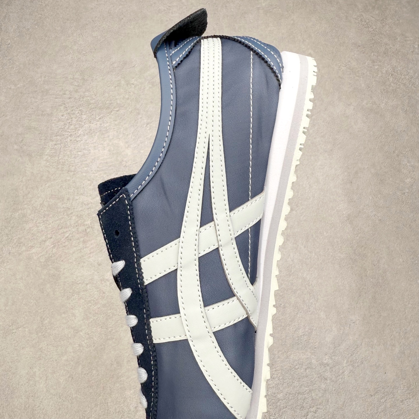 图片[7]-＃C版 Asics Onitsuka Tiger MEXICO 66 亚瑟士鬼冢虎复古经典板鞋 市场王者选手 海外订单工厂出品 长期生产补货永不断码 超成熟稳定的做工品控 原装全套纸板楦头开发 原汁原味 完美呈现版型 私模正确鞋底咬花纹路 一比一鞋头弧度高度鞋身弧度 绝不口嗨 细节品控鞋型随意秒杀市面 原档咬花纹路私模大底 一个单元有六个三角形 总体形拼接呈现花瓣状 官方四联吊牌 原装Ortholite轻量化鞋垫 原盒原配 质保卡 说明书 钢印防尘纸 纸板中底带钢印 乳胶组合鞋垫 支持全方位的对比专柜 产品从款式颜色造型上体现出追求舒适和细节的完美 鞋类更是推崇手工制作的严谨与完美 融舒适性与可穿性的设计风格 注重细节的完美和别致魅力 既保持稳重 又不失轻松的时尚感 尺码：36 37 37.5 38 39 39.5 40 40.5 41.5 42 42.5 43.5 44 45-选品中心