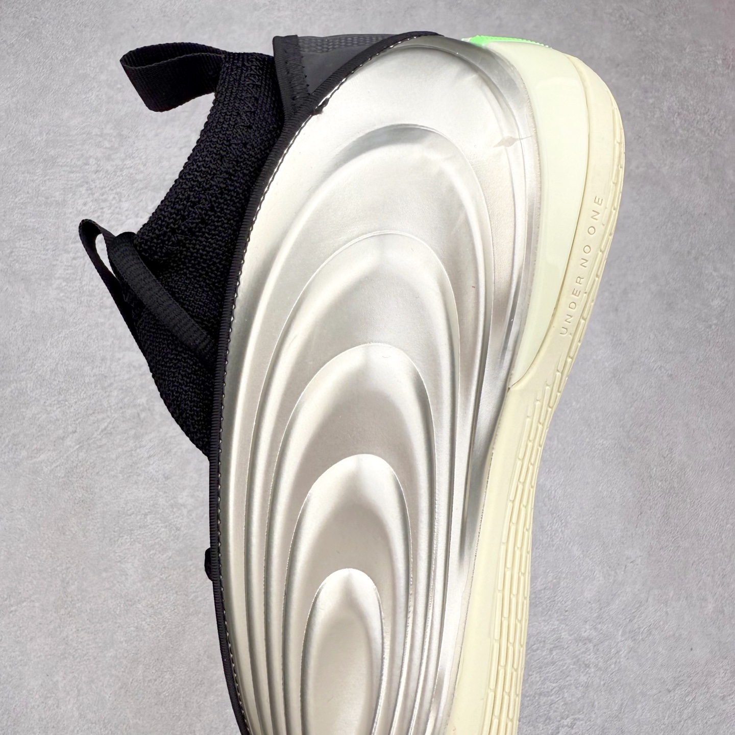 图片[7]-AD Harden Vol. 10 哈登十代签名篮球鞋 以来极具未来感与复古风格的简洁设计语言，贯彻了 James Harden 本人在球场内外秉持的「Under No One」的态度与个性。鞋形轮廓采用了流线型设计，且没有多余的线条或元素，营造出一种极具速度感的视觉印象；鞋侧的三条纹在这次则是以野兽抓痕般的形态呈现，进一步强化了鞋款的战斗氛围的同时，更带来强烈的科幻感与战斗氛围。鞋身两侧的三条纹，不仅传达蕴含战斗气息的视觉美感，亦巧妙融入透气板设计提升穿着体验，在激烈赛况中兼顾轻质舒适与时尚气息；在中底部分则采用全掌 Lightboost 科技结合 Y 型抗扭片，为赛场提供轻量化的脚感与卓越的缓震回弹支持；大底分区纹路与外底上翻设计进一步强化抓地力，无论是在变向、突破还是起跳时都能够提供稳固的支撑，满足复杂赛场需求。除了将实战性能与时尚元素融合，Harden Vol 9 亦帮助提升球员的赛场表现的同时，也在场外传递 James Harden 不断进化，不断提升自我的无畏风格。尺码：40 40.5 41 42 42.5 43 44 44.5 45 46-选品中心