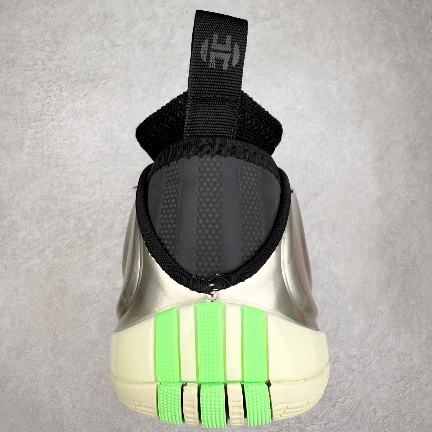 图片[8]-AD Harden Vol. 10 哈登十代签名篮球鞋 以来极具未来感与复古风格的简洁设计语言，贯彻了 James Harden 本人在球场内外秉持的「Under No One」的态度与个性。鞋形轮廓采用了流线型设计，且没有多余的线条或元素，营造出一种极具速度感的视觉印象；鞋侧的三条纹在这次则是以野兽抓痕般的形态呈现，进一步强化了鞋款的战斗氛围的同时，更带来强烈的科幻感与战斗氛围。鞋身两侧的三条纹，不仅传达蕴含战斗气息的视觉美感，亦巧妙融入透气板设计提升穿着体验，在激烈赛况中兼顾轻质舒适与时尚气息；在中底部分则采用全掌 Lightboost 科技结合 Y 型抗扭片，为赛场提供轻量化的脚感与卓越的缓震回弹支持；大底分区纹路与外底上翻设计进一步强化抓地力，无论是在变向、突破还是起跳时都能够提供稳固的支撑，满足复杂赛场需求。除了将实战性能与时尚元素融合，Harden Vol 9 亦帮助提升球员的赛场表现的同时，也在场外传递 James Harden 不断进化，不断提升自我的无畏风格。尺码：40 40.5 41 42 42.5 43 44 44.5 45 46-选品中心