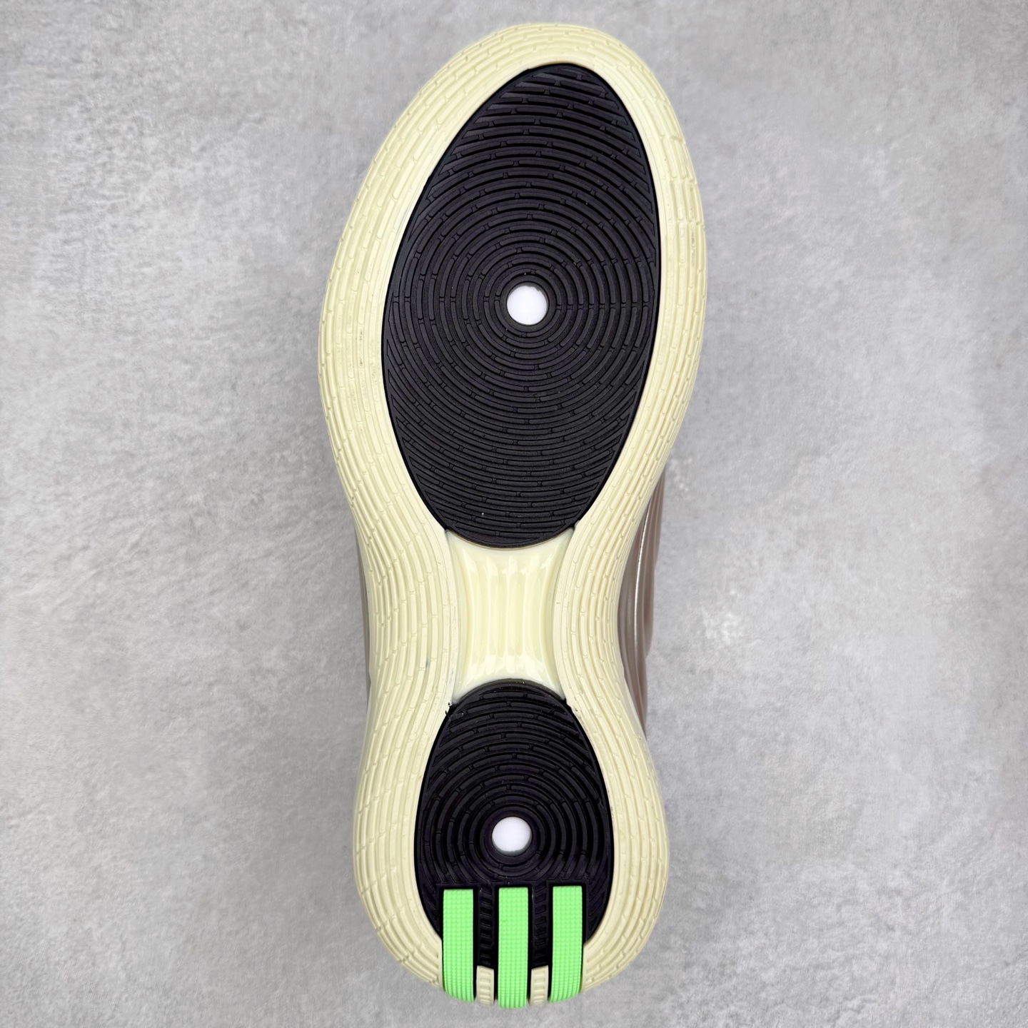 图片[9]-AD Harden Vol. 10 哈登十代签名篮球鞋 以来极具未来感与复古风格的简洁设计语言，贯彻了 James Harden 本人在球场内外秉持的「Under No One」的态度与个性。鞋形轮廓采用了流线型设计，且没有多余的线条或元素，营造出一种极具速度感的视觉印象；鞋侧的三条纹在这次则是以野兽抓痕般的形态呈现，进一步强化了鞋款的战斗氛围的同时，更带来强烈的科幻感与战斗氛围。鞋身两侧的三条纹，不仅传达蕴含战斗气息的视觉美感，亦巧妙融入透气板设计提升穿着体验，在激烈赛况中兼顾轻质舒适与时尚气息；在中底部分则采用全掌 Lightboost 科技结合 Y 型抗扭片，为赛场提供轻量化的脚感与卓越的缓震回弹支持；大底分区纹路与外底上翻设计进一步强化抓地力，无论是在变向、突破还是起跳时都能够提供稳固的支撑，满足复杂赛场需求。除了将实战性能与时尚元素融合，Harden Vol 9 亦帮助提升球员的赛场表现的同时，也在场外传递 James Harden 不断进化，不断提升自我的无畏风格。尺码：40 40.5 41 42 42.5 43 44 44.5 45 46-选品中心