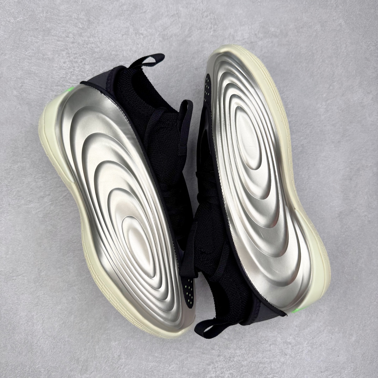 图片[3]-AD Harden Vol. 10 哈登十代签名篮球鞋 以来极具未来感与复古风格的简洁设计语言，贯彻了 James Harden 本人在球场内外秉持的「Under No One」的态度与个性。鞋形轮廓采用了流线型设计，且没有多余的线条或元素，营造出一种极具速度感的视觉印象；鞋侧的三条纹在这次则是以野兽抓痕般的形态呈现，进一步强化了鞋款的战斗氛围的同时，更带来强烈的科幻感与战斗氛围。鞋身两侧的三条纹，不仅传达蕴含战斗气息的视觉美感，亦巧妙融入透气板设计提升穿着体验，在激烈赛况中兼顾轻质舒适与时尚气息；在中底部分则采用全掌 Lightboost 科技结合 Y 型抗扭片，为赛场提供轻量化的脚感与卓越的缓震回弹支持；大底分区纹路与外底上翻设计进一步强化抓地力，无论是在变向、突破还是起跳时都能够提供稳固的支撑，满足复杂赛场需求。除了将实战性能与时尚元素融合，Harden Vol 9 亦帮助提升球员的赛场表现的同时，也在场外传递 James Harden 不断进化，不断提升自我的无畏风格。尺码：40 40.5 41 42 42.5 43 44 44.5 45 46-选品中心