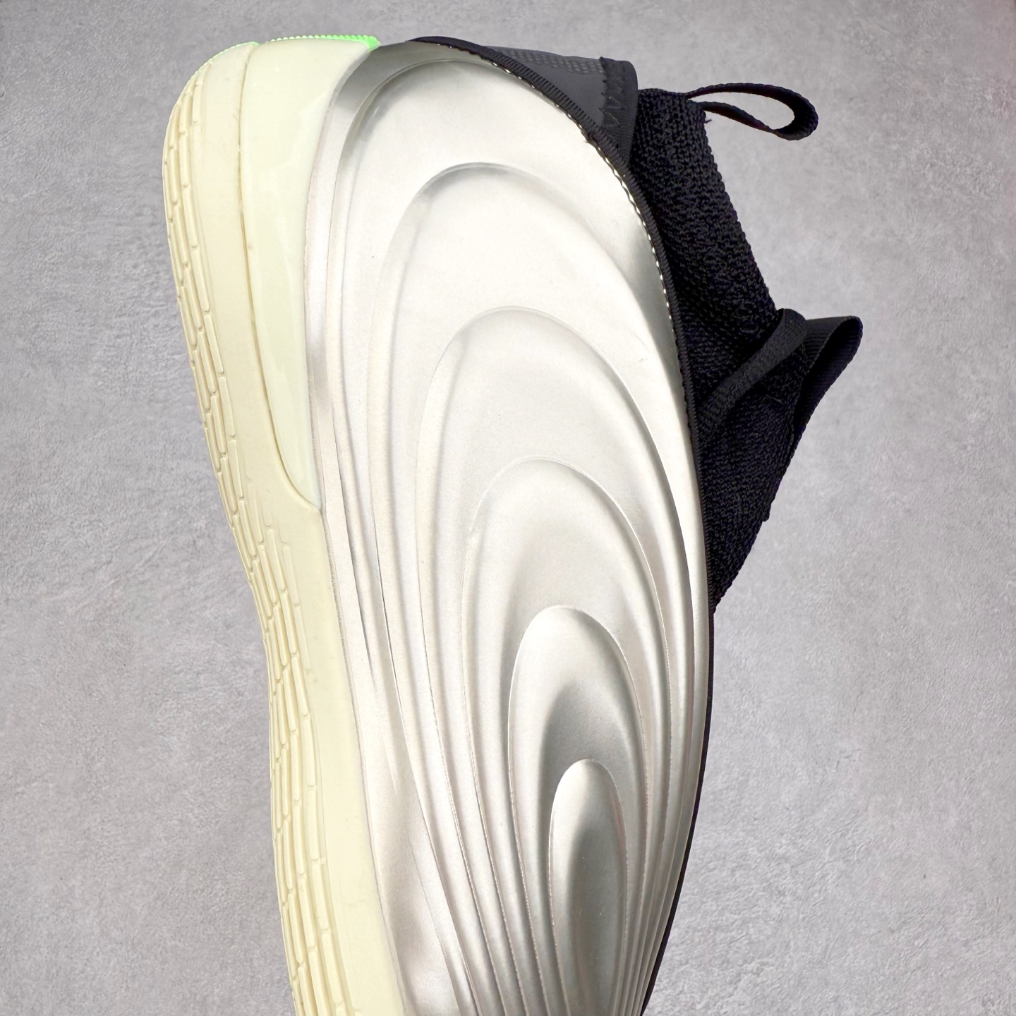 图片[6]-AD Harden Vol. 10 哈登十代签名篮球鞋 以来极具未来感与复古风格的简洁设计语言，贯彻了 James Harden 本人在球场内外秉持的「Under No One」的态度与个性。鞋形轮廓采用了流线型设计，且没有多余的线条或元素，营造出一种极具速度感的视觉印象；鞋侧的三条纹在这次则是以野兽抓痕般的形态呈现，进一步强化了鞋款的战斗氛围的同时，更带来强烈的科幻感与战斗氛围。鞋身两侧的三条纹，不仅传达蕴含战斗气息的视觉美感，亦巧妙融入透气板设计提升穿着体验，在激烈赛况中兼顾轻质舒适与时尚气息；在中底部分则采用全掌 Lightboost 科技结合 Y 型抗扭片，为赛场提供轻量化的脚感与卓越的缓震回弹支持；大底分区纹路与外底上翻设计进一步强化抓地力，无论是在变向、突破还是起跳时都能够提供稳固的支撑，满足复杂赛场需求。除了将实战性能与时尚元素融合，Harden Vol 9 亦帮助提升球员的赛场表现的同时，也在场外传递 James Harden 不断进化，不断提升自我的无畏风格。尺码：40 40.5 41 42 42.5 43 44 44.5 45 46-选品中心