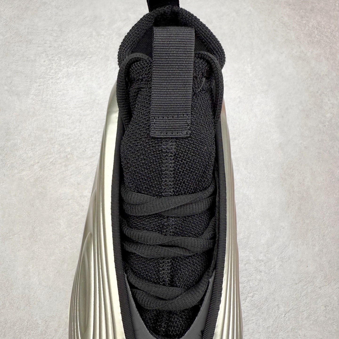 图片[5]-AD Harden Vol. 10 哈登十代签名篮球鞋 以来极具未来感与复古风格的简洁设计语言，贯彻了 James Harden 本人在球场内外秉持的「Under No One」的态度与个性。鞋形轮廓采用了流线型设计，且没有多余的线条或元素，营造出一种极具速度感的视觉印象；鞋侧的三条纹在这次则是以野兽抓痕般的形态呈现，进一步强化了鞋款的战斗氛围的同时，更带来强烈的科幻感与战斗氛围。鞋身两侧的三条纹，不仅传达蕴含战斗气息的视觉美感，亦巧妙融入透气板设计提升穿着体验，在激烈赛况中兼顾轻质舒适与时尚气息；在中底部分则采用全掌 Lightboost 科技结合 Y 型抗扭片，为赛场提供轻量化的脚感与卓越的缓震回弹支持；大底分区纹路与外底上翻设计进一步强化抓地力，无论是在变向、突破还是起跳时都能够提供稳固的支撑，满足复杂赛场需求。除了将实战性能与时尚元素融合，Harden Vol 9 亦帮助提升球员的赛场表现的同时，也在场外传递 James Harden 不断进化，不断提升自我的无畏风格。尺码：40 40.5 41 42 42.5 43 44 44.5 45 46-选品中心