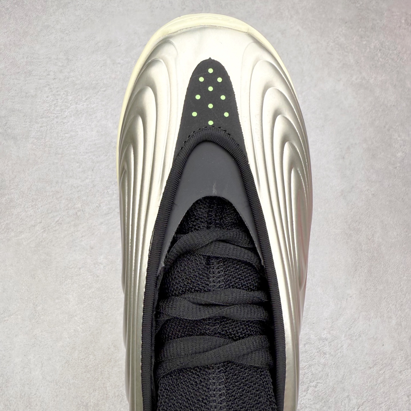 图片[4]-AD Harden Vol. 10 哈登十代签名篮球鞋 以来极具未来感与复古风格的简洁设计语言，贯彻了 James Harden 本人在球场内外秉持的「Under No One」的态度与个性。鞋形轮廓采用了流线型设计，且没有多余的线条或元素，营造出一种极具速度感的视觉印象；鞋侧的三条纹在这次则是以野兽抓痕般的形态呈现，进一步强化了鞋款的战斗氛围的同时，更带来强烈的科幻感与战斗氛围。鞋身两侧的三条纹，不仅传达蕴含战斗气息的视觉美感，亦巧妙融入透气板设计提升穿着体验，在激烈赛况中兼顾轻质舒适与时尚气息；在中底部分则采用全掌 Lightboost 科技结合 Y 型抗扭片，为赛场提供轻量化的脚感与卓越的缓震回弹支持；大底分区纹路与外底上翻设计进一步强化抓地力，无论是在变向、突破还是起跳时都能够提供稳固的支撑，满足复杂赛场需求。除了将实战性能与时尚元素融合，Harden Vol 9 亦帮助提升球员的赛场表现的同时，也在场外传递 James Harden 不断进化，不断提升自我的无畏风格。尺码：40 40.5 41 42 42.5 43 44 44.5 45 46-选品中心