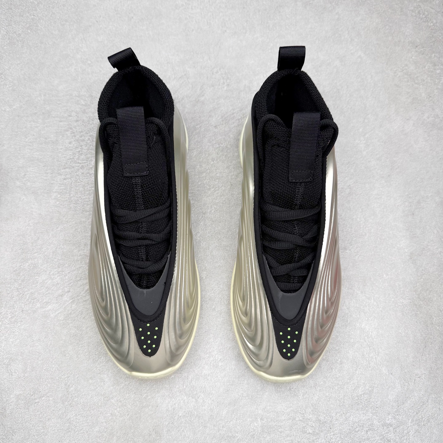 图片[2]-AD Harden Vol. 10 哈登十代签名篮球鞋 以来极具未来感与复古风格的简洁设计语言，贯彻了 James Harden 本人在球场内外秉持的「Under No One」的态度与个性。鞋形轮廓采用了流线型设计，且没有多余的线条或元素，营造出一种极具速度感的视觉印象；鞋侧的三条纹在这次则是以野兽抓痕般的形态呈现，进一步强化了鞋款的战斗氛围的同时，更带来强烈的科幻感与战斗氛围。鞋身两侧的三条纹，不仅传达蕴含战斗气息的视觉美感，亦巧妙融入透气板设计提升穿着体验，在激烈赛况中兼顾轻质舒适与时尚气息；在中底部分则采用全掌 Lightboost 科技结合 Y 型抗扭片，为赛场提供轻量化的脚感与卓越的缓震回弹支持；大底分区纹路与外底上翻设计进一步强化抓地力，无论是在变向、突破还是起跳时都能够提供稳固的支撑，满足复杂赛场需求。除了将实战性能与时尚元素融合，Harden Vol 9 亦帮助提升球员的赛场表现的同时，也在场外传递 James Harden 不断进化，不断提升自我的无畏风格。尺码：40 40.5 41 42 42.5 43 44 44.5 45 46-选品中心