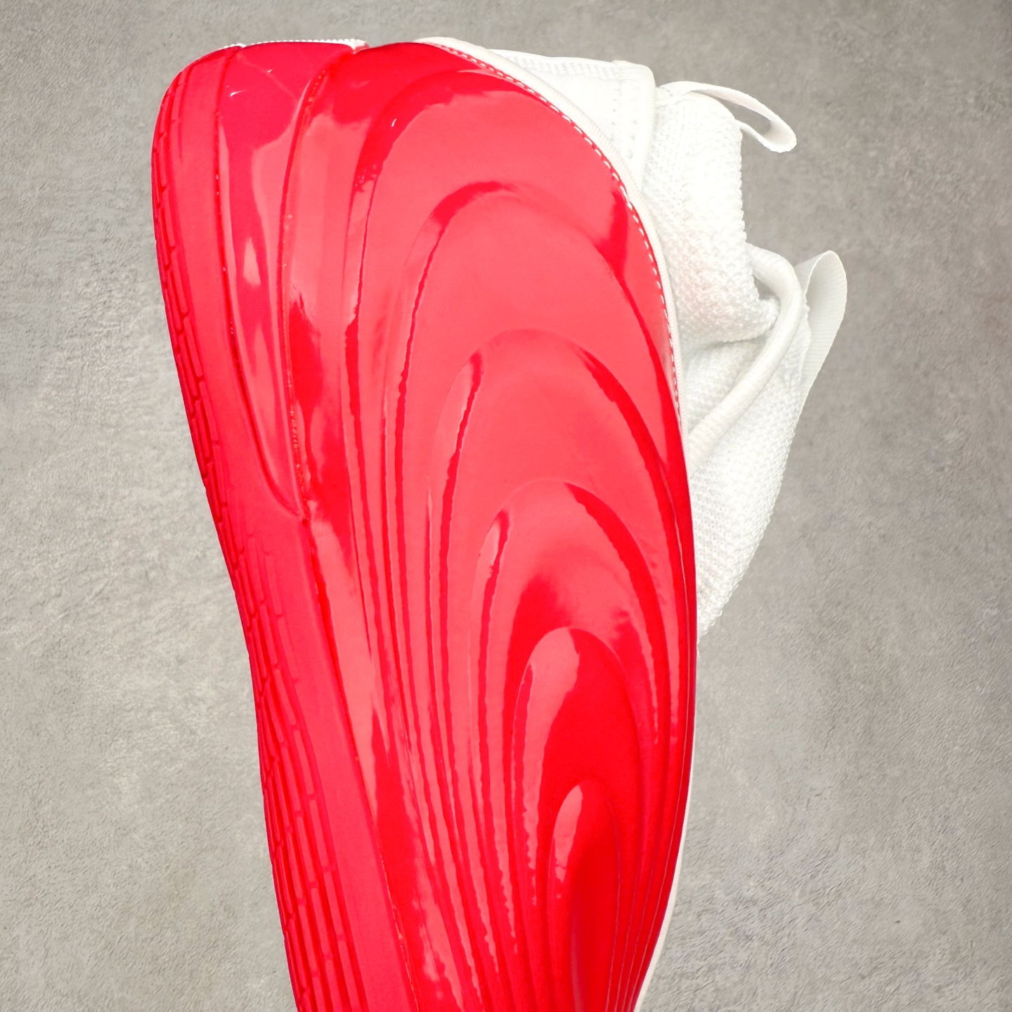 图片[6]-AD Harden Vol. 10 哈登十代签名篮球鞋 以来极具未来感与复古风格的简洁设计语言，贯彻了 James Harden 本人在球场内外秉持的「Under No One」的态度与个性。鞋形轮廓采用了流线型设计，且没有多余的线条或元素，营造出一种极具速度感的视觉印象；鞋侧的三条纹在这次则是以野兽抓痕般的形态呈现，进一步强化了鞋款的战斗氛围的同时，更带来强烈的科幻感与战斗氛围。鞋身两侧的三条纹，不仅传达蕴含战斗气息的视觉美感，亦巧妙融入透气板设计提升穿着体验，在激烈赛况中兼顾轻质舒适与时尚气息；在中底部分则采用全掌 Lightboost 科技结合 Y 型抗扭片，为赛场提供轻量化的脚感与卓越的缓震回弹支持；大底分区纹路与外底上翻设计进一步强化抓地力，无论是在变向、突破还是起跳时都能够提供稳固的支撑，满足复杂赛场需求。除了将实战性能与时尚元素融合，Harden Vol 9 亦帮助提升球员的赛场表现的同时，也在场外传递 James Harden 不断进化，不断提升自我的无畏风格。尺码：40 40.5 41 42 42.5 43 44 44.5 45 46-选品中心