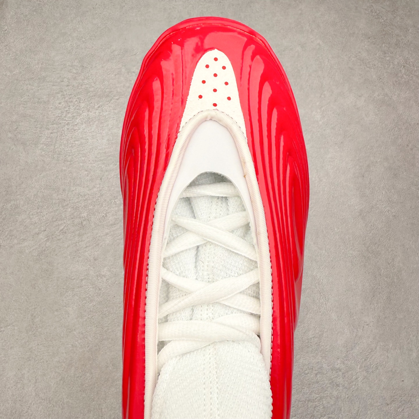 图片[4]-AD Harden Vol. 10 哈登十代签名篮球鞋 以来极具未来感与复古风格的简洁设计语言，贯彻了 James Harden 本人在球场内外秉持的「Under No One」的态度与个性。鞋形轮廓采用了流线型设计，且没有多余的线条或元素，营造出一种极具速度感的视觉印象；鞋侧的三条纹在这次则是以野兽抓痕般的形态呈现，进一步强化了鞋款的战斗氛围的同时，更带来强烈的科幻感与战斗氛围。鞋身两侧的三条纹，不仅传达蕴含战斗气息的视觉美感，亦巧妙融入透气板设计提升穿着体验，在激烈赛况中兼顾轻质舒适与时尚气息；在中底部分则采用全掌 Lightboost 科技结合 Y 型抗扭片，为赛场提供轻量化的脚感与卓越的缓震回弹支持；大底分区纹路与外底上翻设计进一步强化抓地力，无论是在变向、突破还是起跳时都能够提供稳固的支撑，满足复杂赛场需求。除了将实战性能与时尚元素融合，Harden Vol 9 亦帮助提升球员的赛场表现的同时，也在场外传递 James Harden 不断进化，不断提升自我的无畏风格。尺码：40 40.5 41 42 42.5 43 44 44.5 45 46-选品中心