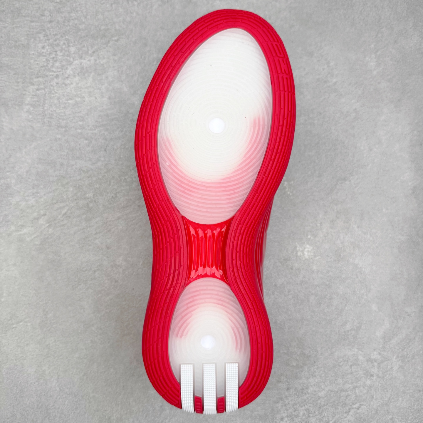 图片[9]-AD Harden Vol. 10 哈登十代签名篮球鞋 以来极具未来感与复古风格的简洁设计语言，贯彻了 James Harden 本人在球场内外秉持的「Under No One」的态度与个性。鞋形轮廓采用了流线型设计，且没有多余的线条或元素，营造出一种极具速度感的视觉印象；鞋侧的三条纹在这次则是以野兽抓痕般的形态呈现，进一步强化了鞋款的战斗氛围的同时，更带来强烈的科幻感与战斗氛围。鞋身两侧的三条纹，不仅传达蕴含战斗气息的视觉美感，亦巧妙融入透气板设计提升穿着体验，在激烈赛况中兼顾轻质舒适与时尚气息；在中底部分则采用全掌 Lightboost 科技结合 Y 型抗扭片，为赛场提供轻量化的脚感与卓越的缓震回弹支持；大底分区纹路与外底上翻设计进一步强化抓地力，无论是在变向、突破还是起跳时都能够提供稳固的支撑，满足复杂赛场需求。除了将实战性能与时尚元素融合，Harden Vol 9 亦帮助提升球员的赛场表现的同时，也在场外传递 James Harden 不断进化，不断提升自我的无畏风格。尺码：40 40.5 41 42 42.5 43 44 44.5 45 46-选品中心