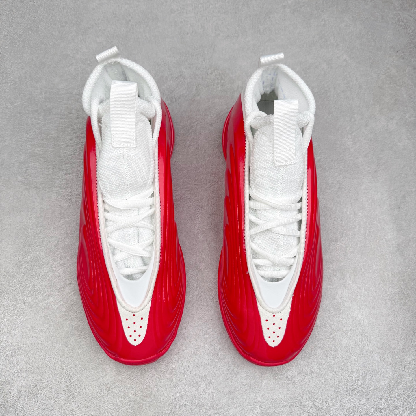 图片[2]-AD Harden Vol. 10 哈登十代签名篮球鞋 以来极具未来感与复古风格的简洁设计语言，贯彻了 James Harden 本人在球场内外秉持的「Under No One」的态度与个性。鞋形轮廓采用了流线型设计，且没有多余的线条或元素，营造出一种极具速度感的视觉印象；鞋侧的三条纹在这次则是以野兽抓痕般的形态呈现，进一步强化了鞋款的战斗氛围的同时，更带来强烈的科幻感与战斗氛围。鞋身两侧的三条纹，不仅传达蕴含战斗气息的视觉美感，亦巧妙融入透气板设计提升穿着体验，在激烈赛况中兼顾轻质舒适与时尚气息；在中底部分则采用全掌 Lightboost 科技结合 Y 型抗扭片，为赛场提供轻量化的脚感与卓越的缓震回弹支持；大底分区纹路与外底上翻设计进一步强化抓地力，无论是在变向、突破还是起跳时都能够提供稳固的支撑，满足复杂赛场需求。除了将实战性能与时尚元素融合，Harden Vol 9 亦帮助提升球员的赛场表现的同时，也在场外传递 James Harden 不断进化，不断提升自我的无畏风格。尺码：40 40.5 41 42 42.5 43 44 44.5 45 46-选品中心