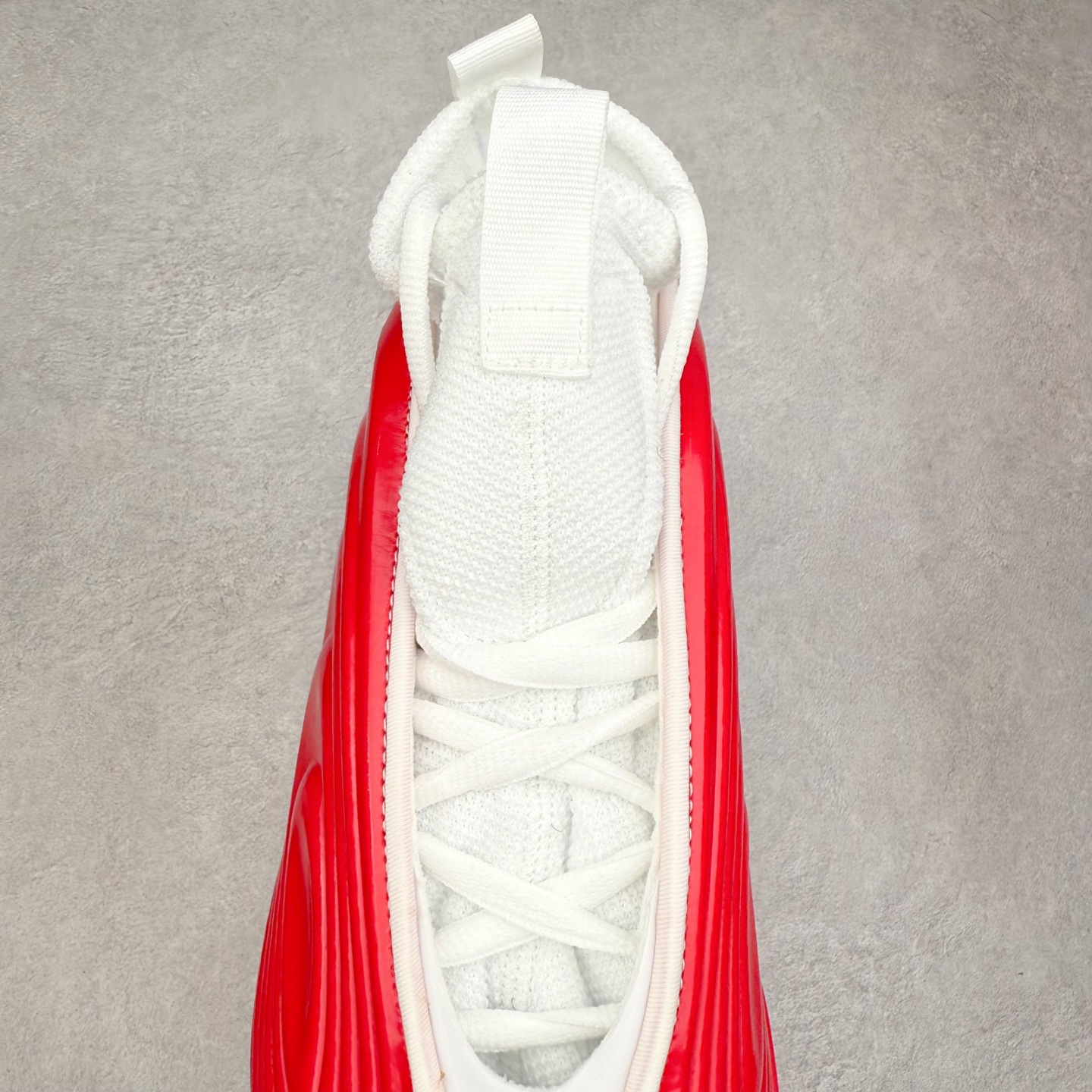 图片[5]-AD Harden Vol. 10 哈登十代签名篮球鞋 以来极具未来感与复古风格的简洁设计语言，贯彻了 James Harden 本人在球场内外秉持的「Under No One」的态度与个性。鞋形轮廓采用了流线型设计，且没有多余的线条或元素，营造出一种极具速度感的视觉印象；鞋侧的三条纹在这次则是以野兽抓痕般的形态呈现，进一步强化了鞋款的战斗氛围的同时，更带来强烈的科幻感与战斗氛围。鞋身两侧的三条纹，不仅传达蕴含战斗气息的视觉美感，亦巧妙融入透气板设计提升穿着体验，在激烈赛况中兼顾轻质舒适与时尚气息；在中底部分则采用全掌 Lightboost 科技结合 Y 型抗扭片，为赛场提供轻量化的脚感与卓越的缓震回弹支持；大底分区纹路与外底上翻设计进一步强化抓地力，无论是在变向、突破还是起跳时都能够提供稳固的支撑，满足复杂赛场需求。除了将实战性能与时尚元素融合，Harden Vol 9 亦帮助提升球员的赛场表现的同时，也在场外传递 James Harden 不断进化，不断提升自我的无畏风格。尺码：40 40.5 41 42 42.5 43 44 44.5 45 46-选品中心