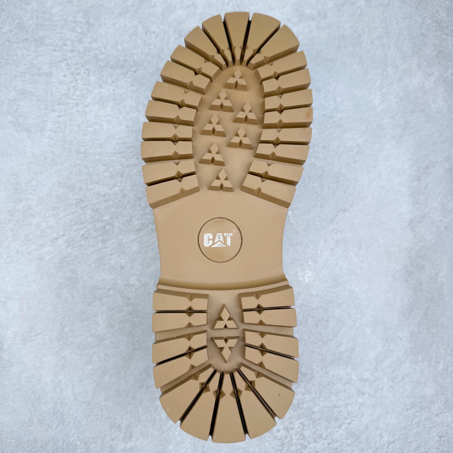 图片[9]-CAT卡特 户外工装轻底休闲马丁靴大黄靴系列 广东大厂品质 全新工艺升级 全鞋真牛皮材料 大底到五金都是代工厂原材料制作 同原版固特异永不开胶工艺 好货不杀猪 首单质量严格把控 全网独家首发 品质毋庸置疑 全套官网统一包装 今年冬季防寒户外专用 日常随意搭配 尺码：39 40 41 42 43 44（皮鞋码）-选品中心