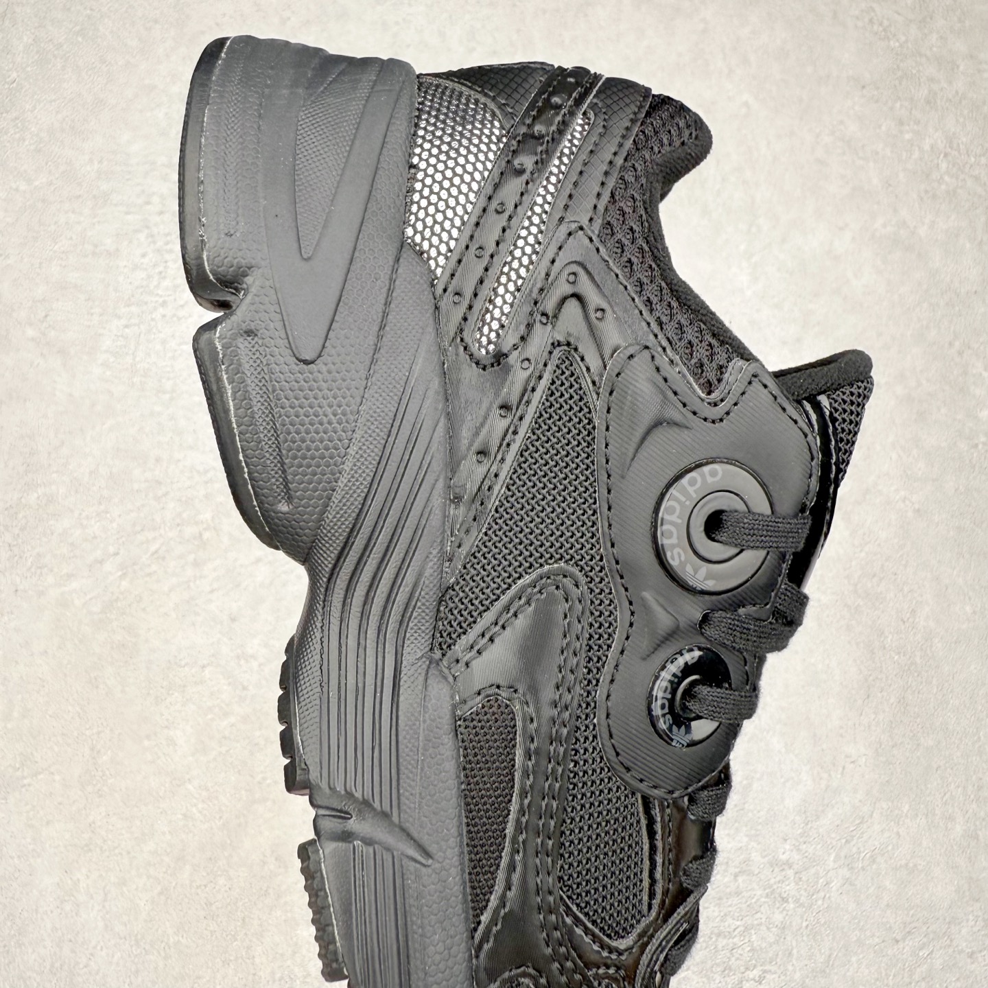 图片[6]-AD Original Astir 耐磨复古运动休闲鞋 鞋款灵感来自2000年代的跑步款式 鞋面和超大号孔眼进行更新复古色系搭配经典蓝白色 金色线条贯穿鞋身 增强鞋整体的流线感拼接设计 整体更显得有层次感，更有老爹鞋的味道网面透气设计 夏日出门也不会感到闷脚既舒适又透气带点稍微厚底的中底特殊材料 上脚偏软非常显高显瘦 休闲运动都可以搭配 尺码：35.5 36 36.5 37.5 38 38.5 39 40 40.5 41 42 42.5 43 44 44.5 45-选品中心