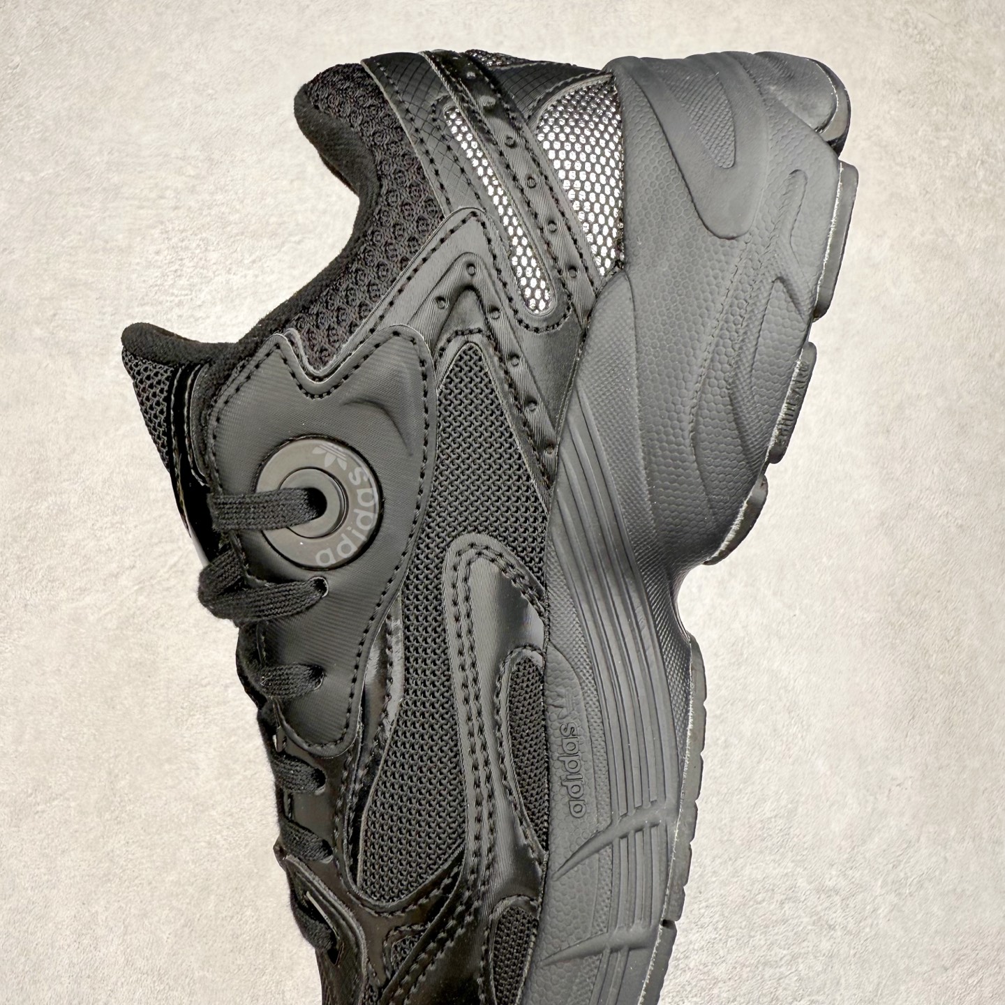 图片[7]-AD Original Astir 耐磨复古运动休闲鞋 鞋款灵感来自2000年代的跑步款式 鞋面和超大号孔眼进行更新复古色系搭配经典蓝白色 金色线条贯穿鞋身 增强鞋整体的流线感拼接设计 整体更显得有层次感，更有老爹鞋的味道网面透气设计 夏日出门也不会感到闷脚既舒适又透气带点稍微厚底的中底特殊材料 上脚偏软非常显高显瘦 休闲运动都可以搭配 尺码：35.5 36 36.5 37.5 38 38.5 39 40 40.5 41 42 42.5 43 44 44.5 45-选品中心