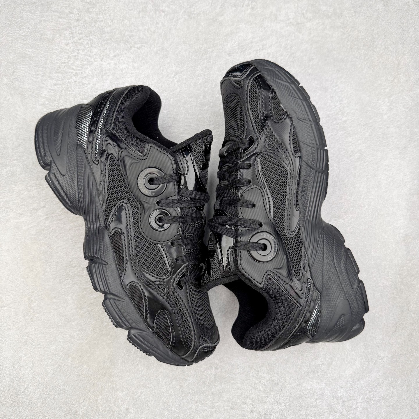 图片[3]-AD Original Astir 耐磨复古运动休闲鞋 鞋款灵感来自2000年代的跑步款式 鞋面和超大号孔眼进行更新复古色系搭配经典蓝白色 金色线条贯穿鞋身 增强鞋整体的流线感拼接设计 整体更显得有层次感，更有老爹鞋的味道网面透气设计 夏日出门也不会感到闷脚既舒适又透气带点稍微厚底的中底特殊材料 上脚偏软非常显高显瘦 休闲运动都可以搭配 尺码：35.5 36 36.5 37.5 38 38.5 39 40 40.5 41 42 42.5 43 44 44.5 45-选品中心