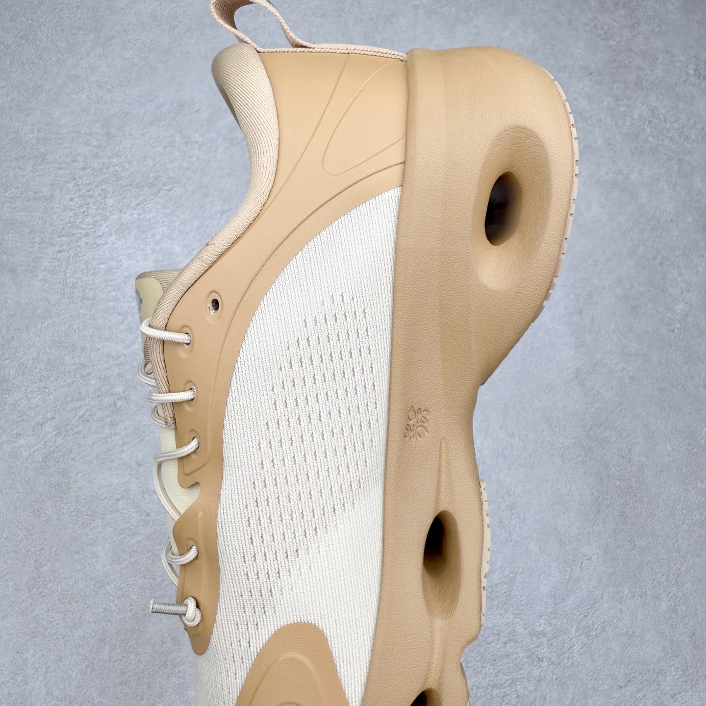 图片[7]-LOEWE x On昂跑Cloudsolo 罗意威联名款圆头抽绳低帮生活休闲鞋 此运动品牌 开创于2010年 缓震着陆、强效回弹、轻柔质感的设计构思始终是ON研制关键 与此同时基于“为全球提供革新性的跑步感受”信念 陆续推出了多款跑鞋及其以专业运动人体跑步工程学为设计关键的功能性跑步服饰设备 让跑者不费力气地畅快畅跑 尺码：36 36.5 37.5 38 38.5 39 40 40.5 41 42 42.5 43 44 44.5 45-选品中心