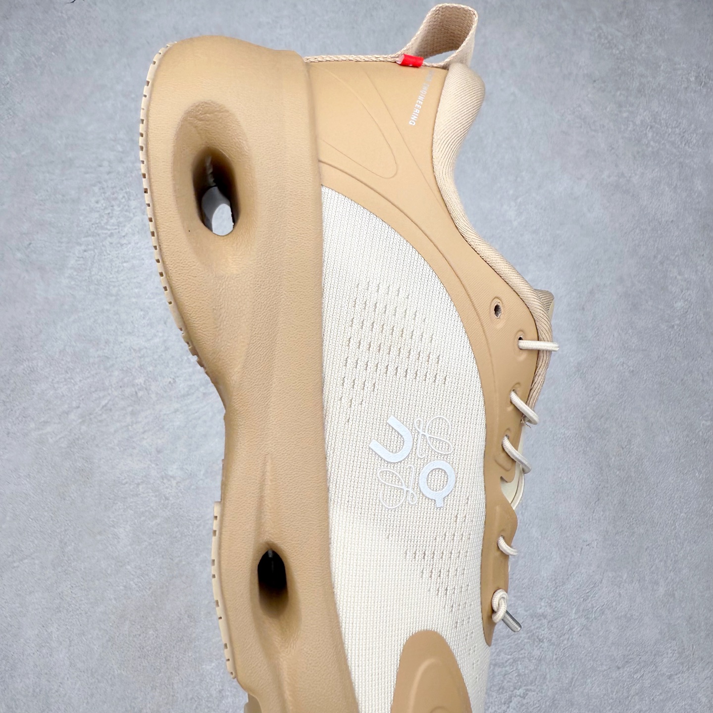图片[6]-LOEWE x On昂跑Cloudsolo 罗意威联名款圆头抽绳低帮生活休闲鞋 此运动品牌 开创于2010年 缓震着陆、强效回弹、轻柔质感的设计构思始终是ON研制关键 与此同时基于“为全球提供革新性的跑步感受”信念 陆续推出了多款跑鞋及其以专业运动人体跑步工程学为设计关键的功能性跑步服饰设备 让跑者不费力气地畅快畅跑 尺码：36 36.5 37.5 38 38.5 39 40 40.5 41 42 42.5 43 44 44.5 45-选品中心