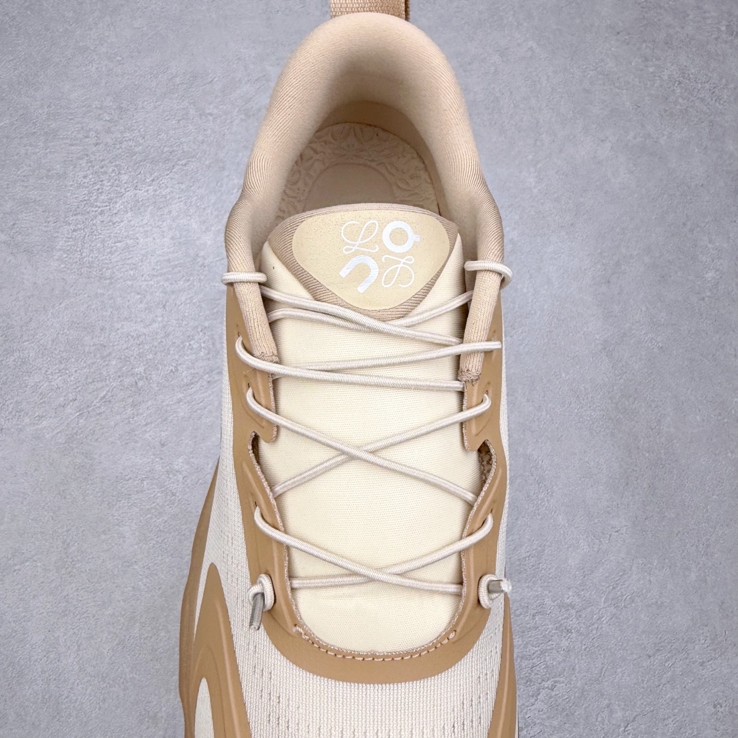 图片[5]-LOEWE x On昂跑Cloudsolo 罗意威联名款圆头抽绳低帮生活休闲鞋 此运动品牌 开创于2010年 缓震着陆、强效回弹、轻柔质感的设计构思始终是ON研制关键 与此同时基于“为全球提供革新性的跑步感受”信念 陆续推出了多款跑鞋及其以专业运动人体跑步工程学为设计关键的功能性跑步服饰设备 让跑者不费力气地畅快畅跑 尺码：36 36.5 37.5 38 38.5 39 40 40.5 41 42 42.5 43 44 44.5 45-选品中心