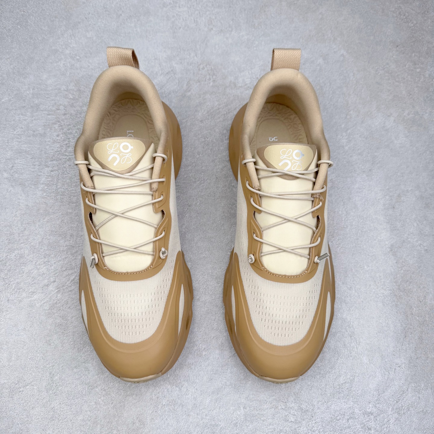 图片[2]-LOEWE x On昂跑Cloudsolo 罗意威联名款圆头抽绳低帮生活休闲鞋 此运动品牌 开创于2010年 缓震着陆、强效回弹、轻柔质感的设计构思始终是ON研制关键 与此同时基于“为全球提供革新性的跑步感受”信念 陆续推出了多款跑鞋及其以专业运动人体跑步工程学为设计关键的功能性跑步服饰设备 让跑者不费力气地畅快畅跑 尺码：36 36.5 37.5 38 38.5 39 40 40.5 41 42 42.5 43 44 44.5 45-选品中心