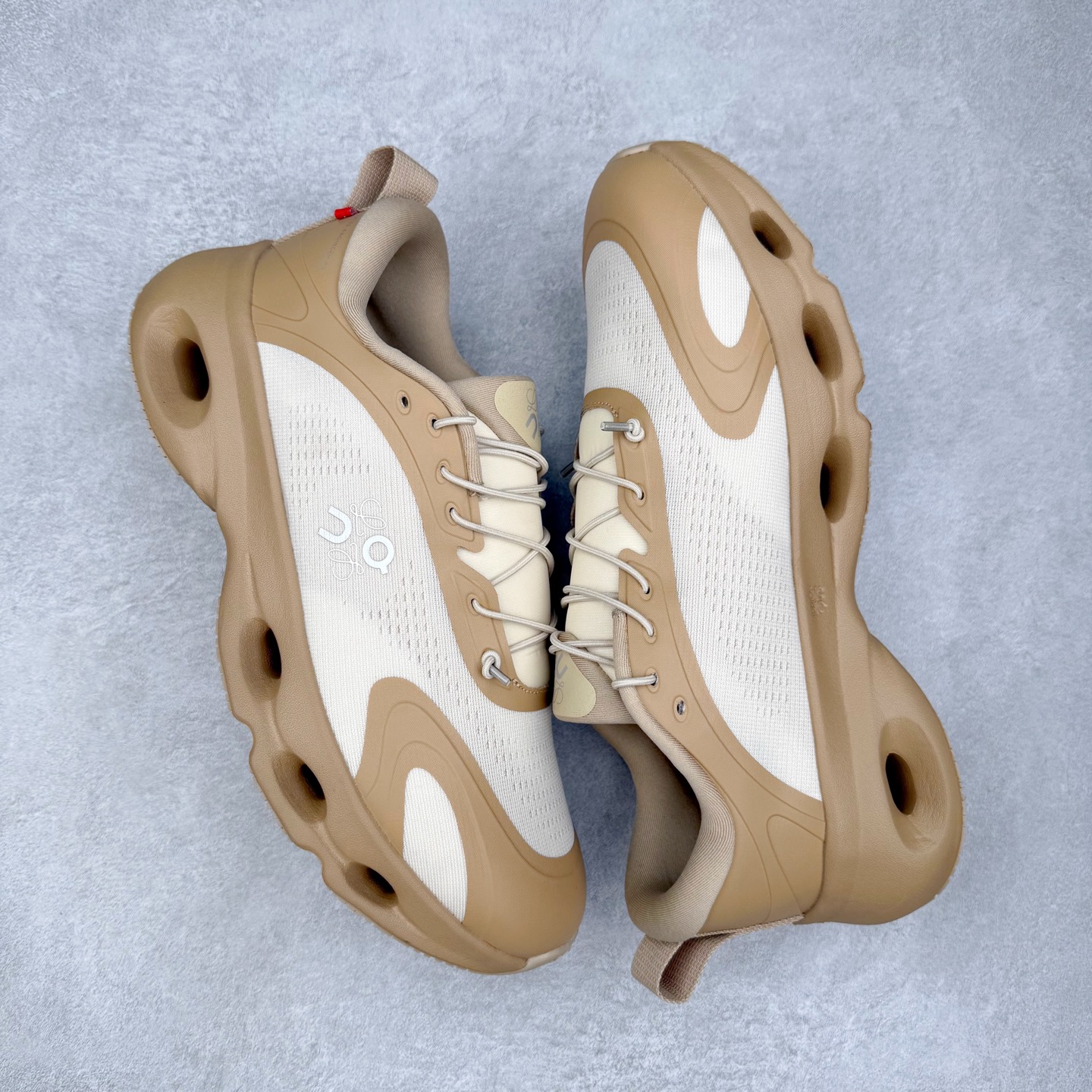 图片[3]-LOEWE x On昂跑Cloudsolo 罗意威联名款圆头抽绳低帮生活休闲鞋 此运动品牌 开创于2010年 缓震着陆、强效回弹、轻柔质感的设计构思始终是ON研制关键 与此同时基于“为全球提供革新性的跑步感受”信念 陆续推出了多款跑鞋及其以专业运动人体跑步工程学为设计关键的功能性跑步服饰设备 让跑者不费力气地畅快畅跑 尺码：36 36.5 37.5 38 38.5 39 40 40.5 41 42 42.5 43 44 44.5 45-选品中心