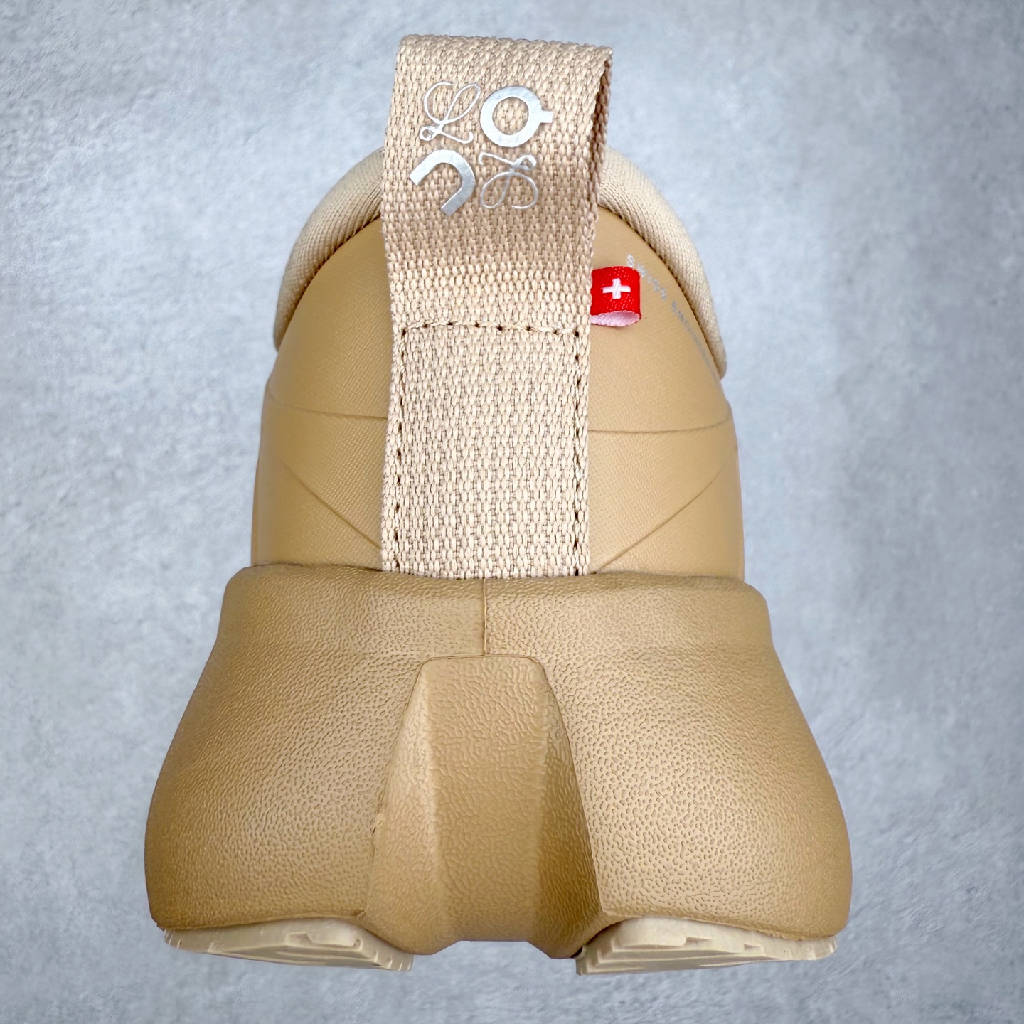 图片[8]-LOEWE x On昂跑Cloudsolo 罗意威联名款圆头抽绳低帮生活休闲鞋 此运动品牌 开创于2010年 缓震着陆、强效回弹、轻柔质感的设计构思始终是ON研制关键 与此同时基于“为全球提供革新性的跑步感受”信念 陆续推出了多款跑鞋及其以专业运动人体跑步工程学为设计关键的功能性跑步服饰设备 让跑者不费力气地畅快畅跑 尺码：36 36.5 37.5 38 38.5 39 40 40.5 41 42 42.5 43 44 44.5 45-选品中心