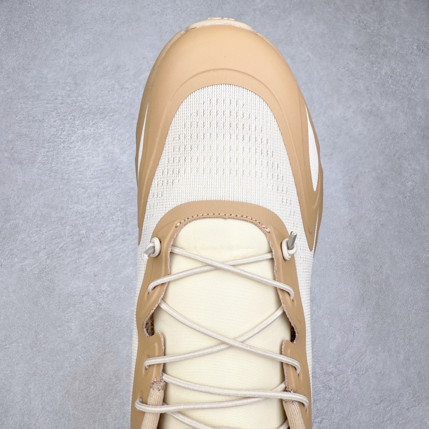 图片[4]-LOEWE x On昂跑Cloudsolo 罗意威联名款圆头抽绳低帮生活休闲鞋 此运动品牌 开创于2010年 缓震着陆、强效回弹、轻柔质感的设计构思始终是ON研制关键 与此同时基于“为全球提供革新性的跑步感受”信念 陆续推出了多款跑鞋及其以专业运动人体跑步工程学为设计关键的功能性跑步服饰设备 让跑者不费力气地畅快畅跑 尺码：36 36.5 37.5 38 38.5 39 40 40.5 41 42 42.5 43 44 44.5 45-选品中心