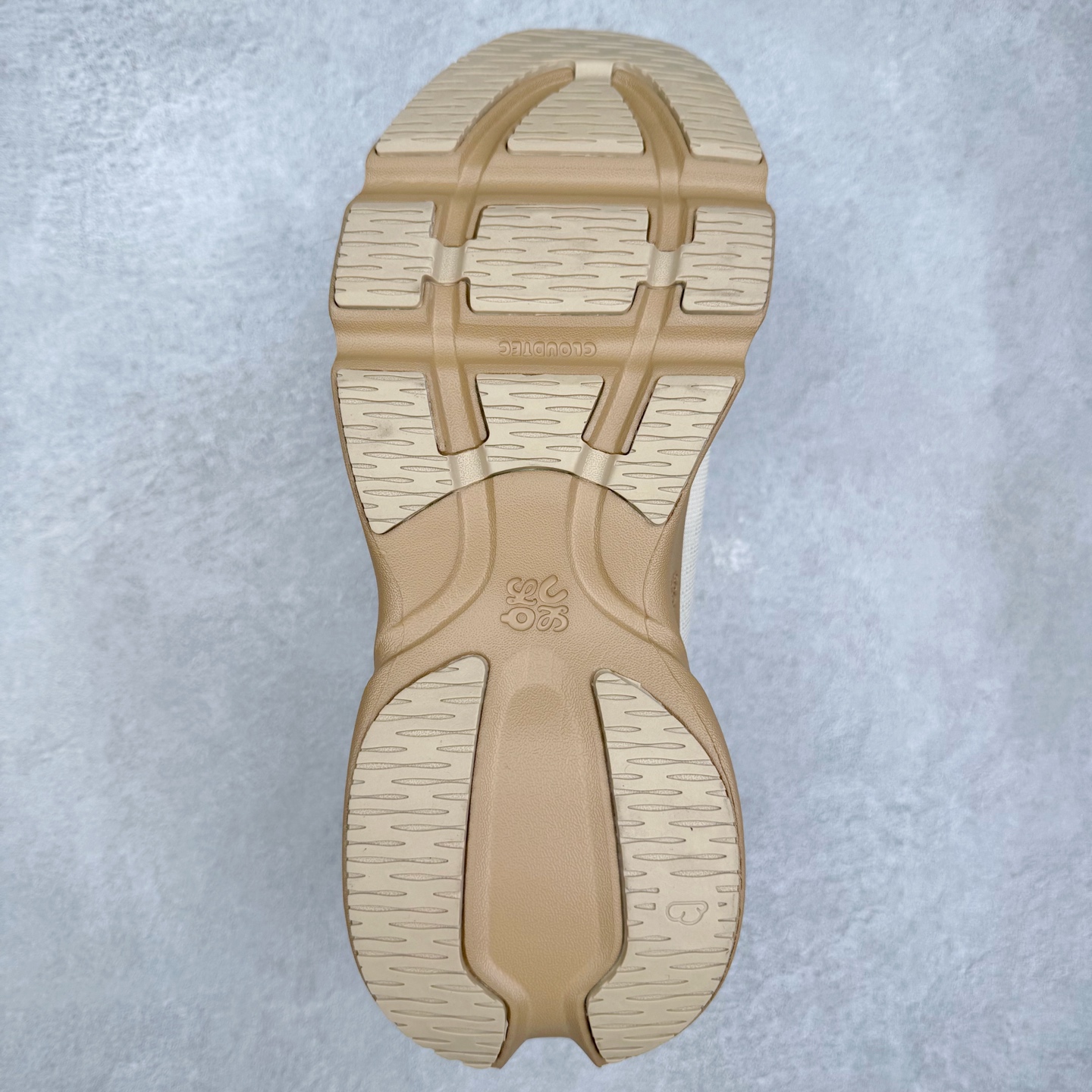 图片[9]-LOEWE x On昂跑Cloudsolo 罗意威联名款圆头抽绳低帮生活休闲鞋 此运动品牌 开创于2010年 缓震着陆、强效回弹、轻柔质感的设计构思始终是ON研制关键 与此同时基于“为全球提供革新性的跑步感受”信念 陆续推出了多款跑鞋及其以专业运动人体跑步工程学为设计关键的功能性跑步服饰设备 让跑者不费力气地畅快畅跑 尺码：36 36.5 37.5 38 38.5 39 40 40.5 41 42 42.5 43 44 44.5 45-选品中心