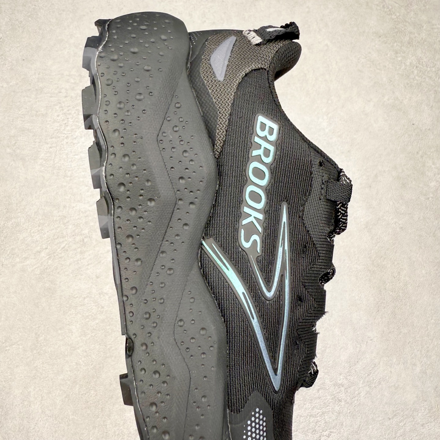 图片[6]-Brooks 布鲁克斯 Caldera 8 山啸舒适耐磨轻便 低帮越野跑步鞋 Brooks 四大跑鞋之一 百年品牌 跑鞋从外形上基本就能判断这是一款速度跑鞋 简洁干练的外形结构和极强的运动流线型看着非常有速度感 上脚的第一感觉是非常轻 美码9码的鞋单只206g不到 从个人偏好来说 200g左右的竞速鞋最具安全感 鞋面采用单层网布 很薄 前掌使用了大量开放式网眼 排气直接快速 透气性上乘 鞋舌也是轻量化设计 仅为一层麂皮 和脚背完美贴合 鞋舌中央有个防偏穿孔 从实际穿着来看 通常鞋舌都是外偏 如果是防偏穿孔位于中心 防偏效果其实并不十分有效 如果采用趋外侧的偏心设计更有效 鞋帮泡棉填充量不大 但非常紧凑 贴合舒适 包裹稳固 内置硬质TPU保证必要的稳定性 跑鞋中底采用的是DNA FLASH科技材料 DNA FLASH中底科技 是Brooks第一款将氮气注入中底的创新科技 主要原理是借助“超临界流体”发泡技术 将液态氮稳定的转化为气态氮 并使其均匀地形成无数紧密贴合的密闭式气囊结构 尺码：36 36.5 37.5 38 38.5 39 40 40.5 41 42 42.5 43 44 44.5 45 46-选品中心