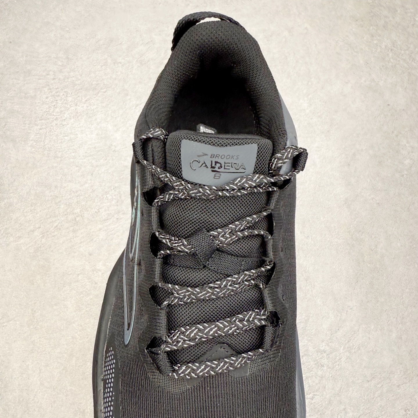 图片[5]-Brooks 布鲁克斯 Caldera 8 山啸舒适耐磨轻便 低帮越野跑步鞋 Brooks 四大跑鞋之一 百年品牌 跑鞋从外形上基本就能判断这是一款速度跑鞋 简洁干练的外形结构和极强的运动流线型看着非常有速度感 上脚的第一感觉是非常轻 美码9码的鞋单只206g不到 从个人偏好来说 200g左右的竞速鞋最具安全感 鞋面采用单层网布 很薄 前掌使用了大量开放式网眼 排气直接快速 透气性上乘 鞋舌也是轻量化设计 仅为一层麂皮 和脚背完美贴合 鞋舌中央有个防偏穿孔 从实际穿着来看 通常鞋舌都是外偏 如果是防偏穿孔位于中心 防偏效果其实并不十分有效 如果采用趋外侧的偏心设计更有效 鞋帮泡棉填充量不大 但非常紧凑 贴合舒适 包裹稳固 内置硬质TPU保证必要的稳定性 跑鞋中底采用的是DNA FLASH科技材料 DNA FLASH中底科技 是Brooks第一款将氮气注入中底的创新科技 主要原理是借助“超临界流体”发泡技术 将液态氮稳定的转化为气态氮 并使其均匀地形成无数紧密贴合的密闭式气囊结构 尺码：36 36.5 37.5 38 38.5 39 40 40.5 41 42 42.5 43 44 44.5 45 46-选品中心