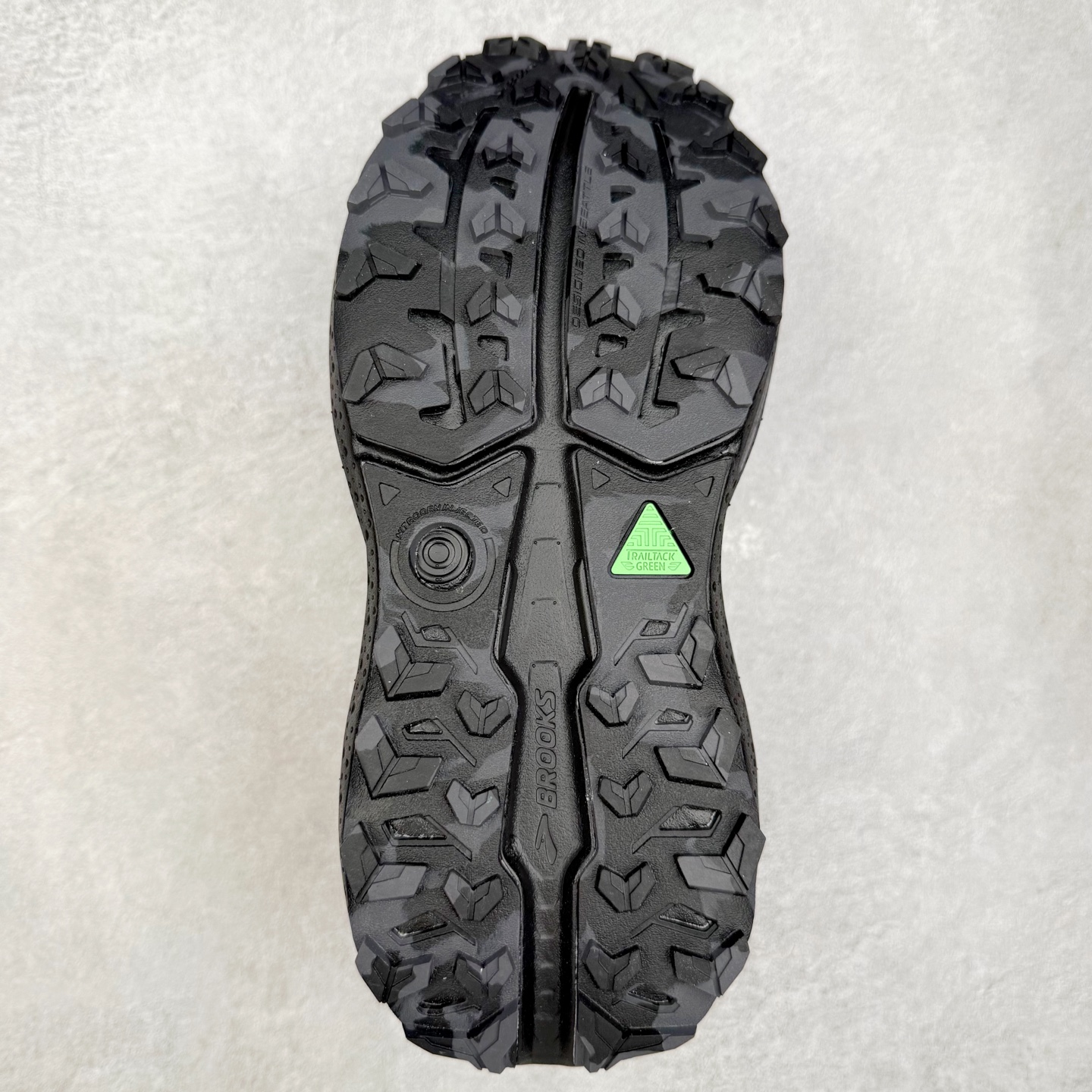 图片[9]-Brooks 布鲁克斯 Caldera 8 山啸舒适耐磨轻便 低帮越野跑步鞋 Brooks 四大跑鞋之一 百年品牌 跑鞋从外形上基本就能判断这是一款速度跑鞋 简洁干练的外形结构和极强的运动流线型看着非常有速度感 上脚的第一感觉是非常轻 美码9码的鞋单只206g不到 从个人偏好来说 200g左右的竞速鞋最具安全感 鞋面采用单层网布 很薄 前掌使用了大量开放式网眼 排气直接快速 透气性上乘 鞋舌也是轻量化设计 仅为一层麂皮 和脚背完美贴合 鞋舌中央有个防偏穿孔 从实际穿着来看 通常鞋舌都是外偏 如果是防偏穿孔位于中心 防偏效果其实并不十分有效 如果采用趋外侧的偏心设计更有效 鞋帮泡棉填充量不大 但非常紧凑 贴合舒适 包裹稳固 内置硬质TPU保证必要的稳定性 跑鞋中底采用的是DNA FLASH科技材料 DNA FLASH中底科技 是Brooks第一款将氮气注入中底的创新科技 主要原理是借助“超临界流体”发泡技术 将液态氮稳定的转化为气态氮 并使其均匀地形成无数紧密贴合的密闭式气囊结构 尺码：36 36.5 37.5 38 38.5 39 40 40.5 41 42 42.5 43 44 44.5 45 46-选品中心