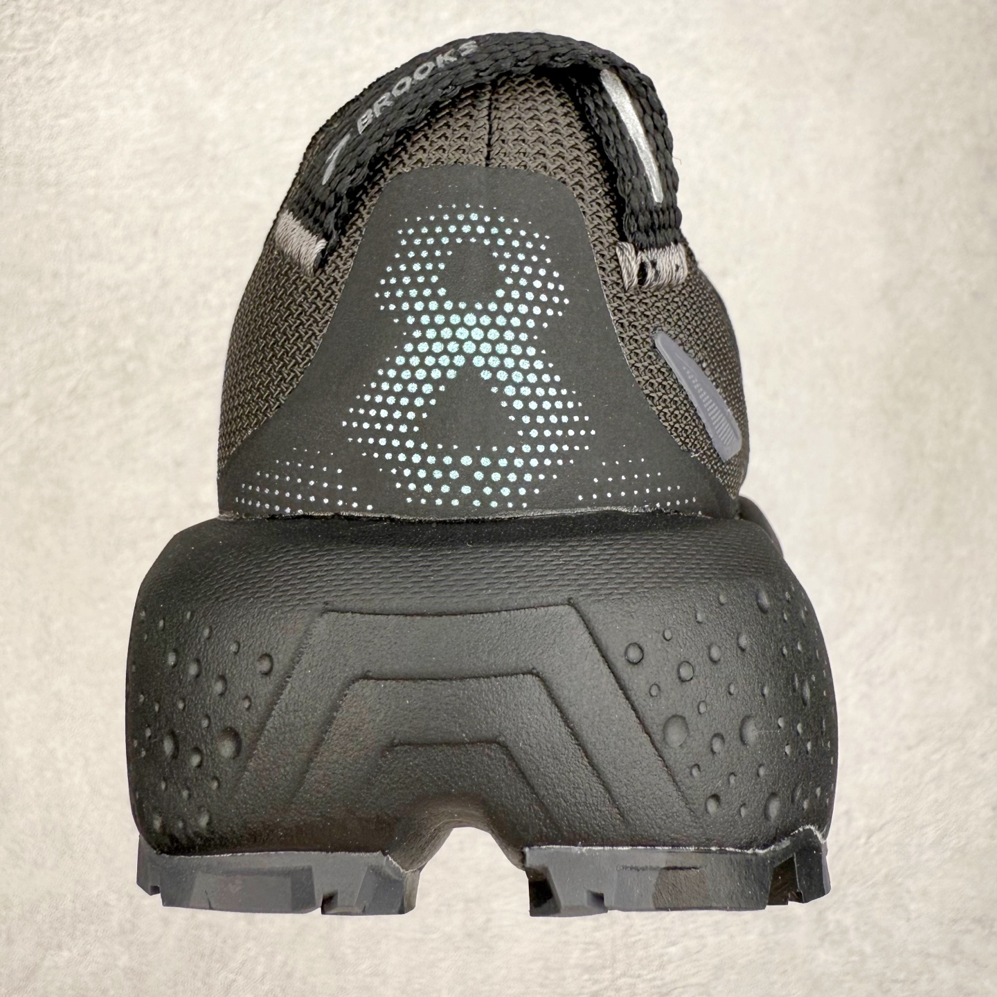 图片[8]-Brooks 布鲁克斯 Caldera 8 山啸舒适耐磨轻便 低帮越野跑步鞋 Brooks 四大跑鞋之一 百年品牌 跑鞋从外形上基本就能判断这是一款速度跑鞋 简洁干练的外形结构和极强的运动流线型看着非常有速度感 上脚的第一感觉是非常轻 美码9码的鞋单只206g不到 从个人偏好来说 200g左右的竞速鞋最具安全感 鞋面采用单层网布 很薄 前掌使用了大量开放式网眼 排气直接快速 透气性上乘 鞋舌也是轻量化设计 仅为一层麂皮 和脚背完美贴合 鞋舌中央有个防偏穿孔 从实际穿着来看 通常鞋舌都是外偏 如果是防偏穿孔位于中心 防偏效果其实并不十分有效 如果采用趋外侧的偏心设计更有效 鞋帮泡棉填充量不大 但非常紧凑 贴合舒适 包裹稳固 内置硬质TPU保证必要的稳定性 跑鞋中底采用的是DNA FLASH科技材料 DNA FLASH中底科技 是Brooks第一款将氮气注入中底的创新科技 主要原理是借助“超临界流体”发泡技术 将液态氮稳定的转化为气态氮 并使其均匀地形成无数紧密贴合的密闭式气囊结构 尺码：36 36.5 37.5 38 38.5 39 40 40.5 41 42 42.5 43 44 44.5 45 46-选品中心