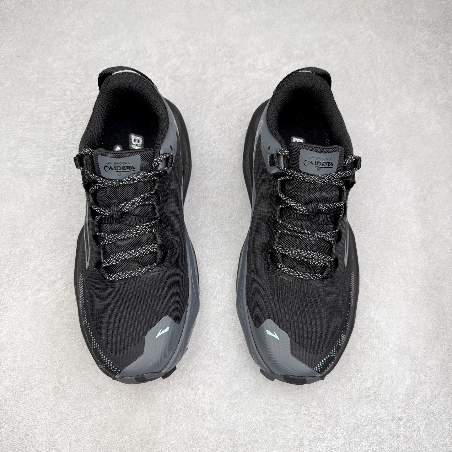 图片[2]-Brooks 布鲁克斯 Caldera 8 山啸舒适耐磨轻便 低帮越野跑步鞋 Brooks 四大跑鞋之一 百年品牌 跑鞋从外形上基本就能判断这是一款速度跑鞋 简洁干练的外形结构和极强的运动流线型看着非常有速度感 上脚的第一感觉是非常轻 美码9码的鞋单只206g不到 从个人偏好来说 200g左右的竞速鞋最具安全感 鞋面采用单层网布 很薄 前掌使用了大量开放式网眼 排气直接快速 透气性上乘 鞋舌也是轻量化设计 仅为一层麂皮 和脚背完美贴合 鞋舌中央有个防偏穿孔 从实际穿着来看 通常鞋舌都是外偏 如果是防偏穿孔位于中心 防偏效果其实并不十分有效 如果采用趋外侧的偏心设计更有效 鞋帮泡棉填充量不大 但非常紧凑 贴合舒适 包裹稳固 内置硬质TPU保证必要的稳定性 跑鞋中底采用的是DNA FLASH科技材料 DNA FLASH中底科技 是Brooks第一款将氮气注入中底的创新科技 主要原理是借助“超临界流体”发泡技术 将液态氮稳定的转化为气态氮 并使其均匀地形成无数紧密贴合的密闭式气囊结构 尺码：36 36.5 37.5 38 38.5 39 40 40.5 41 42 42.5 43 44 44.5 45 46-选品中心