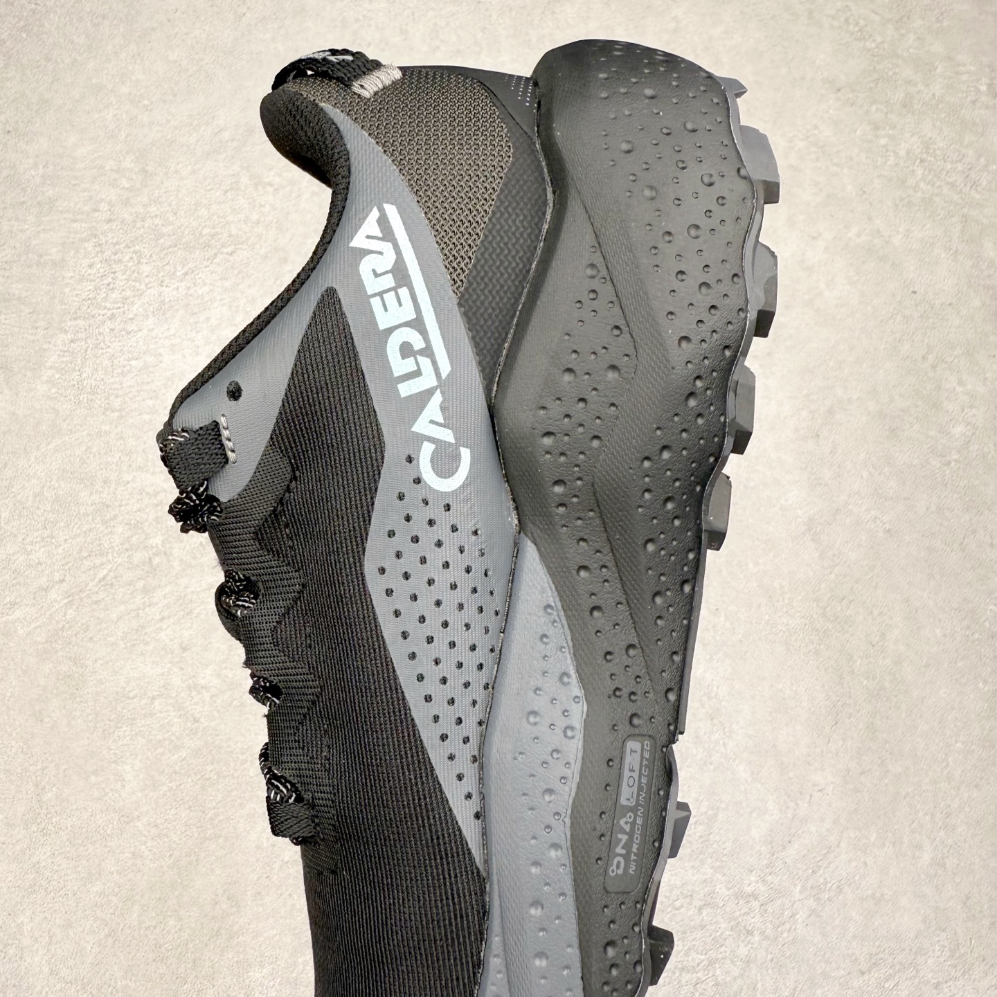 图片[7]-Brooks 布鲁克斯 Caldera 8 山啸舒适耐磨轻便 低帮越野跑步鞋 Brooks 四大跑鞋之一 百年品牌 跑鞋从外形上基本就能判断这是一款速度跑鞋 简洁干练的外形结构和极强的运动流线型看着非常有速度感 上脚的第一感觉是非常轻 美码9码的鞋单只206g不到 从个人偏好来说 200g左右的竞速鞋最具安全感 鞋面采用单层网布 很薄 前掌使用了大量开放式网眼 排气直接快速 透气性上乘 鞋舌也是轻量化设计 仅为一层麂皮 和脚背完美贴合 鞋舌中央有个防偏穿孔 从实际穿着来看 通常鞋舌都是外偏 如果是防偏穿孔位于中心 防偏效果其实并不十分有效 如果采用趋外侧的偏心设计更有效 鞋帮泡棉填充量不大 但非常紧凑 贴合舒适 包裹稳固 内置硬质TPU保证必要的稳定性 跑鞋中底采用的是DNA FLASH科技材料 DNA FLASH中底科技 是Brooks第一款将氮气注入中底的创新科技 主要原理是借助“超临界流体”发泡技术 将液态氮稳定的转化为气态氮 并使其均匀地形成无数紧密贴合的密闭式气囊结构 尺码：36 36.5 37.5 38 38.5 39 40 40.5 41 42 42.5 43 44 44.5 45 46-选品中心