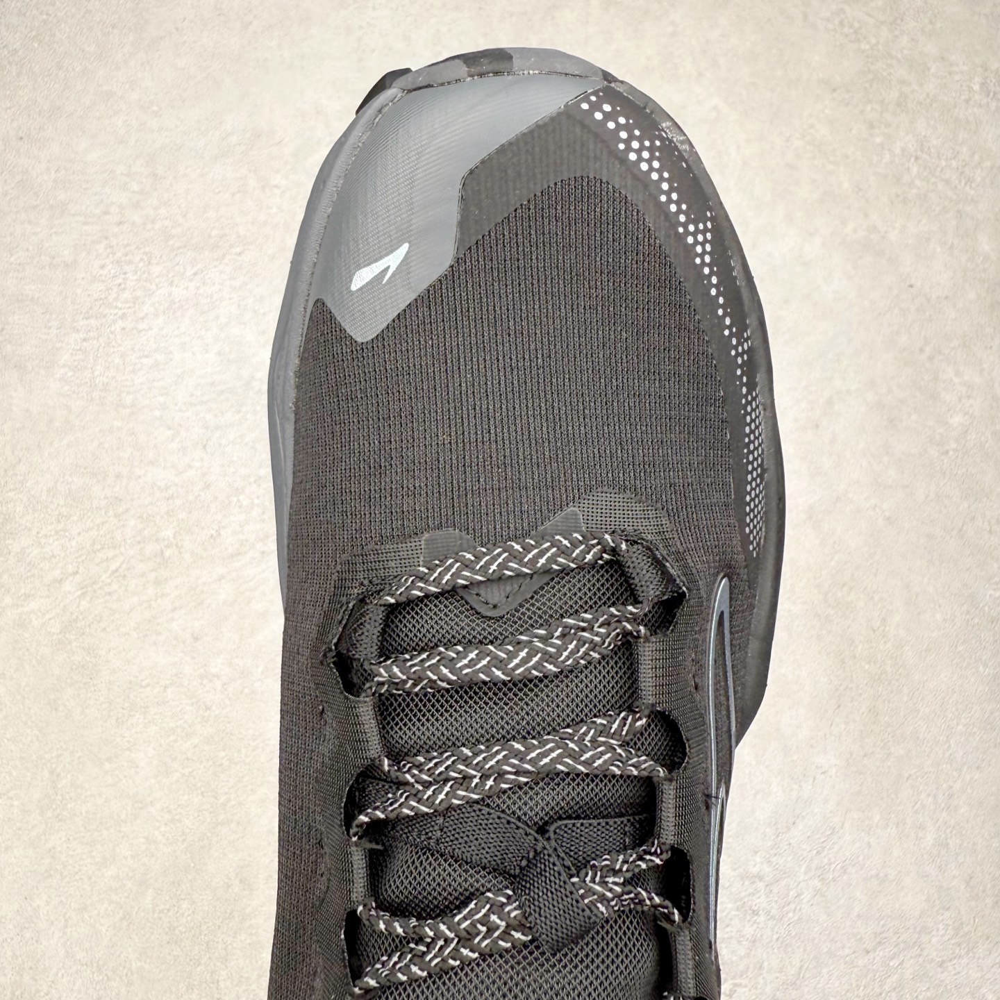 图片[4]-Brooks 布鲁克斯 Caldera 8 山啸舒适耐磨轻便 低帮越野跑步鞋 Brooks 四大跑鞋之一 百年品牌 跑鞋从外形上基本就能判断这是一款速度跑鞋 简洁干练的外形结构和极强的运动流线型看着非常有速度感 上脚的第一感觉是非常轻 美码9码的鞋单只206g不到 从个人偏好来说 200g左右的竞速鞋最具安全感 鞋面采用单层网布 很薄 前掌使用了大量开放式网眼 排气直接快速 透气性上乘 鞋舌也是轻量化设计 仅为一层麂皮 和脚背完美贴合 鞋舌中央有个防偏穿孔 从实际穿着来看 通常鞋舌都是外偏 如果是防偏穿孔位于中心 防偏效果其实并不十分有效 如果采用趋外侧的偏心设计更有效 鞋帮泡棉填充量不大 但非常紧凑 贴合舒适 包裹稳固 内置硬质TPU保证必要的稳定性 跑鞋中底采用的是DNA FLASH科技材料 DNA FLASH中底科技 是Brooks第一款将氮气注入中底的创新科技 主要原理是借助“超临界流体”发泡技术 将液态氮稳定的转化为气态氮 并使其均匀地形成无数紧密贴合的密闭式气囊结构 尺码：36 36.5 37.5 38 38.5 39 40 40.5 41 42 42.5 43 44 44.5 45 46-选品中心