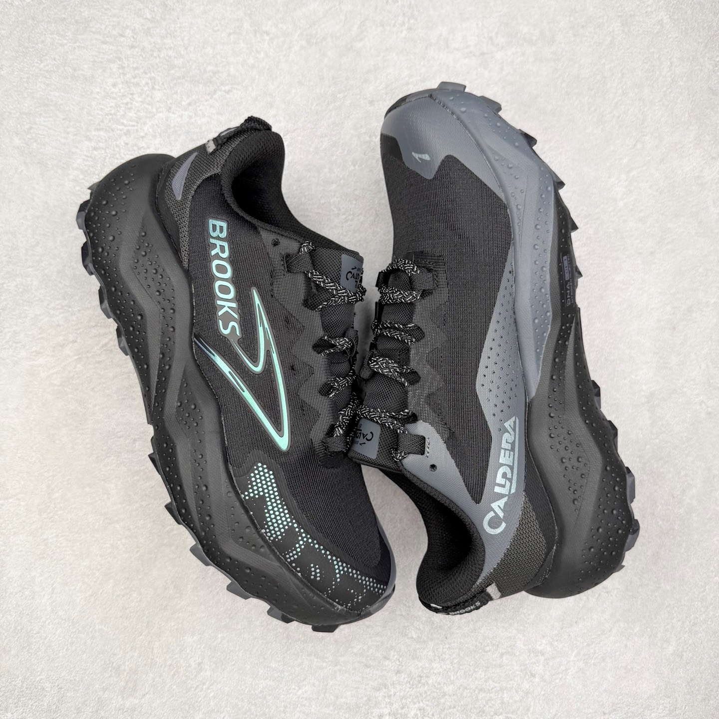 图片[3]-Brooks 布鲁克斯 Caldera 8 山啸舒适耐磨轻便 低帮越野跑步鞋 Brooks 四大跑鞋之一 百年品牌 跑鞋从外形上基本就能判断这是一款速度跑鞋 简洁干练的外形结构和极强的运动流线型看着非常有速度感 上脚的第一感觉是非常轻 美码9码的鞋单只206g不到 从个人偏好来说 200g左右的竞速鞋最具安全感 鞋面采用单层网布 很薄 前掌使用了大量开放式网眼 排气直接快速 透气性上乘 鞋舌也是轻量化设计 仅为一层麂皮 和脚背完美贴合 鞋舌中央有个防偏穿孔 从实际穿着来看 通常鞋舌都是外偏 如果是防偏穿孔位于中心 防偏效果其实并不十分有效 如果采用趋外侧的偏心设计更有效 鞋帮泡棉填充量不大 但非常紧凑 贴合舒适 包裹稳固 内置硬质TPU保证必要的稳定性 跑鞋中底采用的是DNA FLASH科技材料 DNA FLASH中底科技 是Brooks第一款将氮气注入中底的创新科技 主要原理是借助“超临界流体”发泡技术 将液态氮稳定的转化为气态氮 并使其均匀地形成无数紧密贴合的密闭式气囊结构 尺码：36 36.5 37.5 38 38.5 39 40 40.5 41 42 42.5 43 44 44.5 45 46-选品中心