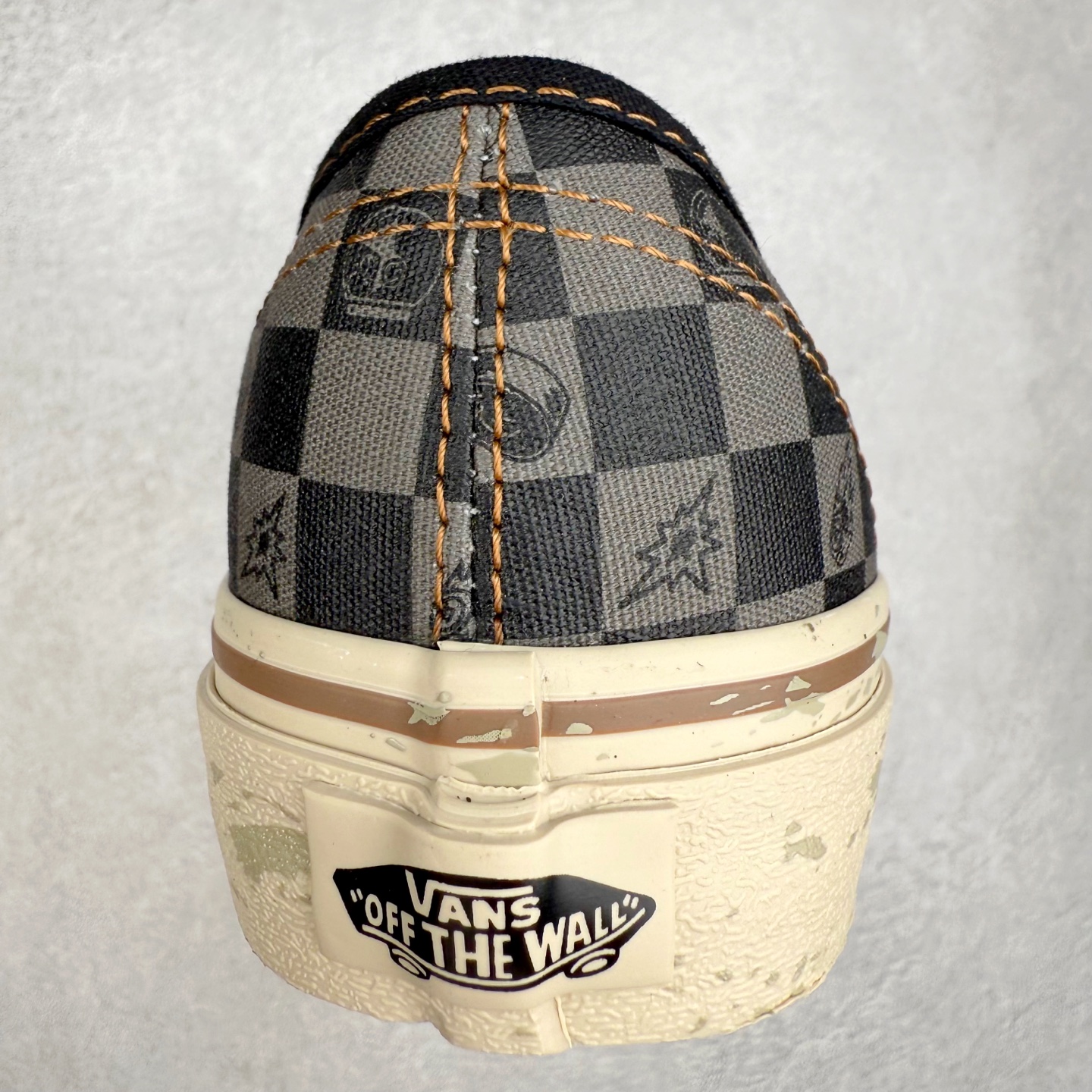 图片[8]-Vans Authentic SPACE MOLLY x 泡泡玛特 POP MART 联名款 此次合作以“保持想象，不断探索”为主题，通过 SPACE MOLLY 形象演绎，鞋款采用黑色主调，鞋头麂皮部位压印硕大 SPACE MOLLY Logo，该标识亦以联名吊牌形式呈现。大底饰有破碎滑板图案，鞋身后段将经典棋盘格与 MOLLY 形象结合，打造充满童趣的印花设计。 货号：VN000EGAQ3Y 尺码：35 36 36.5 37 38 38.5 39 40 40.5 41 42 42.5 43 44-选品中心