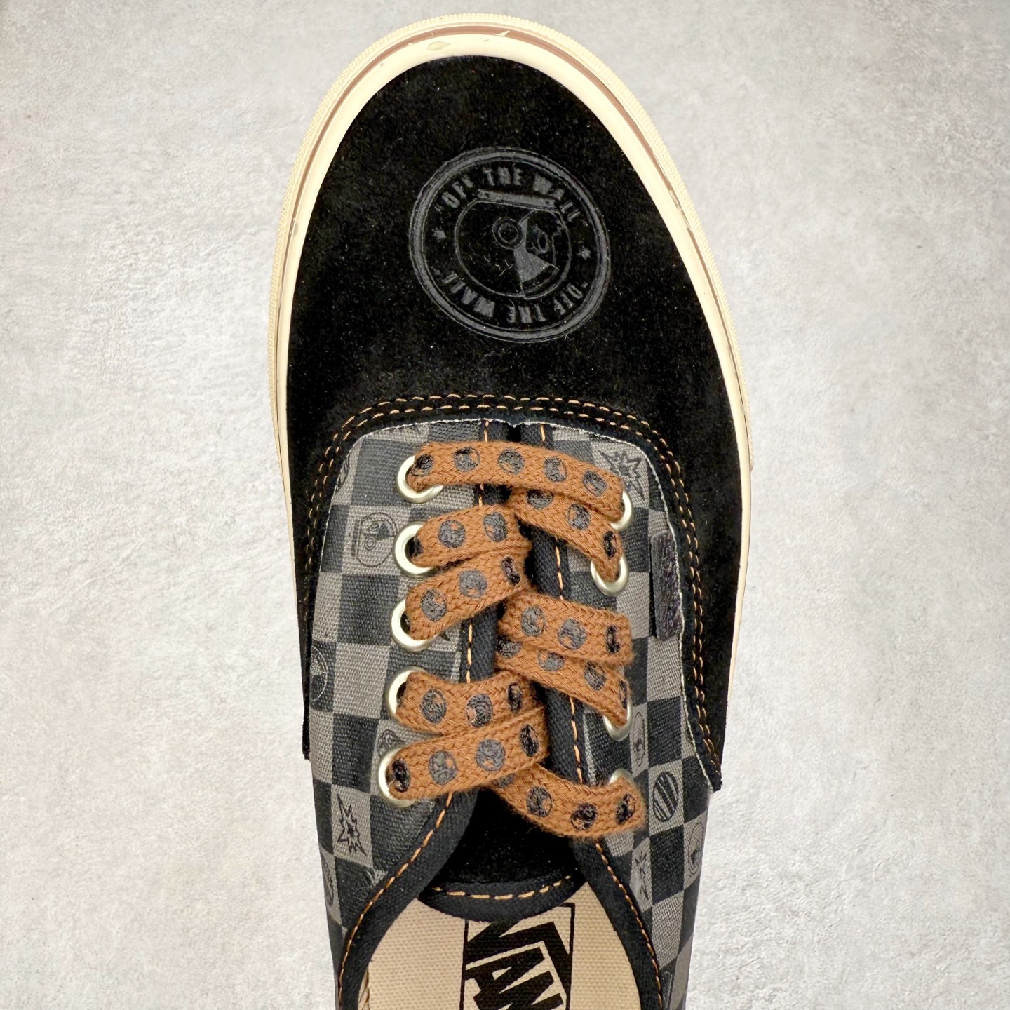 图片[4]-Vans Authentic SPACE MOLLY x 泡泡玛特 POP MART 联名款 此次合作以“保持想象，不断探索”为主题，通过 SPACE MOLLY 形象演绎，鞋款采用黑色主调，鞋头麂皮部位压印硕大 SPACE MOLLY Logo，该标识亦以联名吊牌形式呈现。大底饰有破碎滑板图案，鞋身后段将经典棋盘格与 MOLLY 形象结合，打造充满童趣的印花设计。 货号：VN000EGAQ3Y 尺码：35 36 36.5 37 38 38.5 39 40 40.5 41 42 42.5 43 44-选品中心
