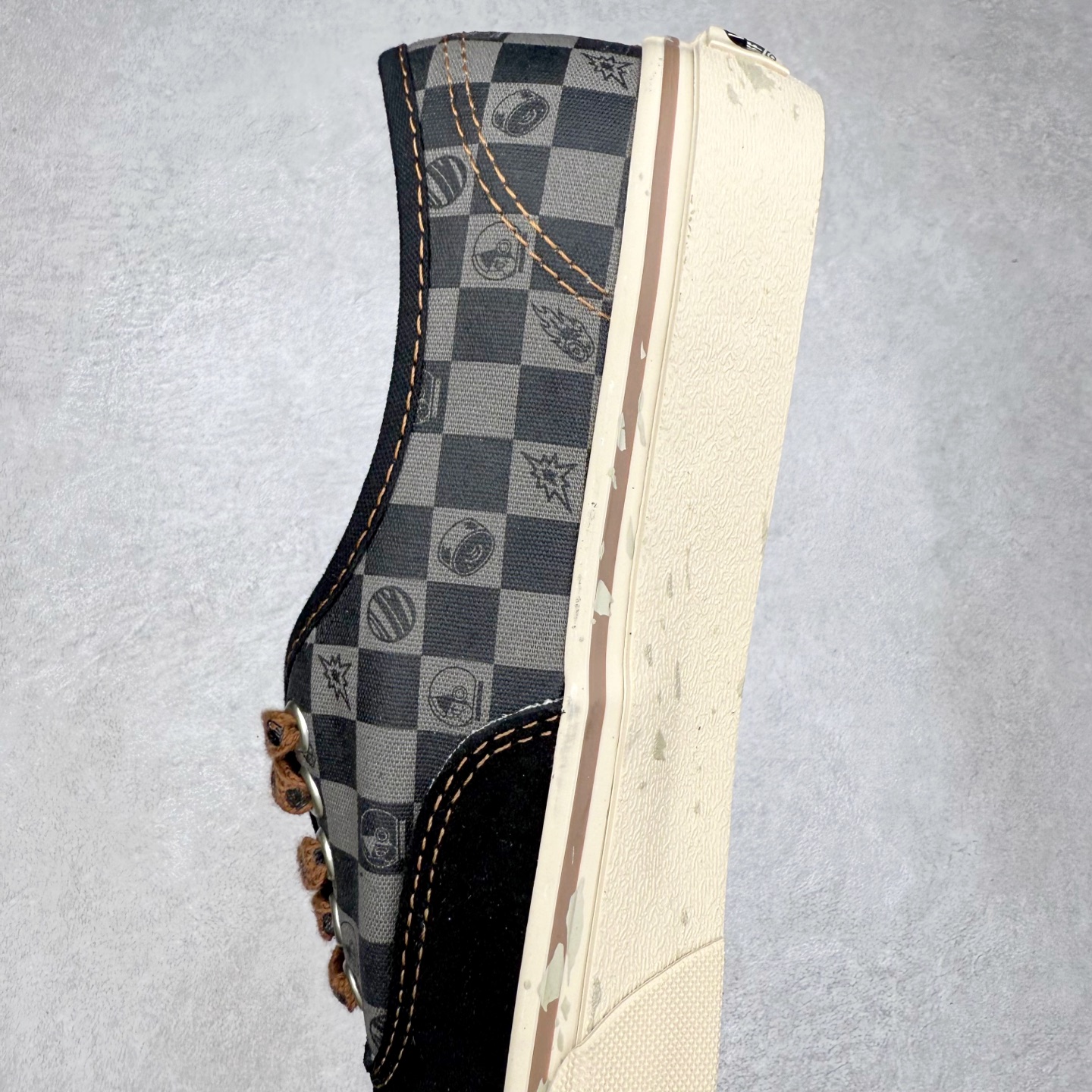 图片[7]-Vans Authentic SPACE MOLLY x 泡泡玛特 POP MART 联名款 此次合作以“保持想象，不断探索”为主题，通过 SPACE MOLLY 形象演绎，鞋款采用黑色主调，鞋头麂皮部位压印硕大 SPACE MOLLY Logo，该标识亦以联名吊牌形式呈现。大底饰有破碎滑板图案，鞋身后段将经典棋盘格与 MOLLY 形象结合，打造充满童趣的印花设计。 货号：VN000EGAQ3Y 尺码：35 36 36.5 37 38 38.5 39 40 40.5 41 42 42.5 43 44-选品中心