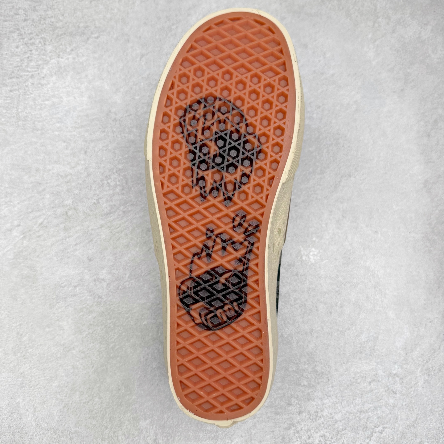 图片[9]-Vans Authentic SPACE MOLLY x 泡泡玛特 POP MART 联名款 此次合作以“保持想象，不断探索”为主题，通过 SPACE MOLLY 形象演绎，鞋款采用黑色主调，鞋头麂皮部位压印硕大 SPACE MOLLY Logo，该标识亦以联名吊牌形式呈现。大底饰有破碎滑板图案，鞋身后段将经典棋盘格与 MOLLY 形象结合，打造充满童趣的印花设计。 货号：VN000EGAQ3Y 尺码：35 36 36.5 37 38 38.5 39 40 40.5 41 42 42.5 43 44-选品中心