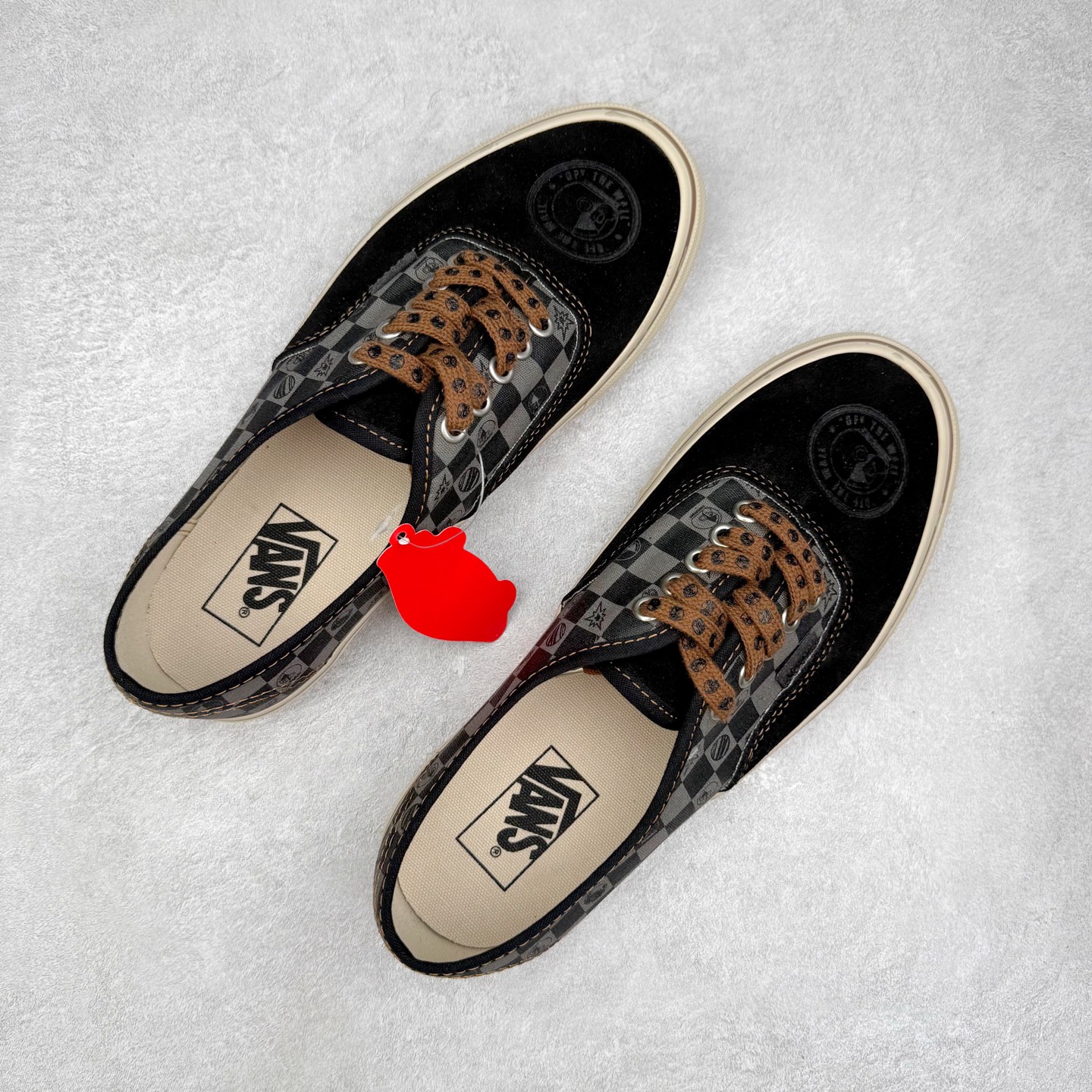 图片[3]-Vans Authentic SPACE MOLLY x 泡泡玛特 POP MART 联名款 此次合作以“保持想象，不断探索”为主题，通过 SPACE MOLLY 形象演绎，鞋款采用黑色主调，鞋头麂皮部位压印硕大 SPACE MOLLY Logo，该标识亦以联名吊牌形式呈现。大底饰有破碎滑板图案，鞋身后段将经典棋盘格与 MOLLY 形象结合，打造充满童趣的印花设计。 货号：VN000EGAQ3Y 尺码：35 36 36.5 37 38 38.5 39 40 40.5 41 42 42.5 43 44-选品中心