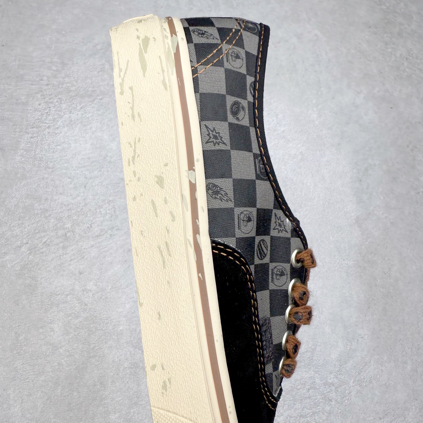 图片[6]-Vans Authentic SPACE MOLLY x 泡泡玛特 POP MART 联名款 此次合作以“保持想象，不断探索”为主题，通过 SPACE MOLLY 形象演绎，鞋款采用黑色主调，鞋头麂皮部位压印硕大 SPACE MOLLY Logo，该标识亦以联名吊牌形式呈现。大底饰有破碎滑板图案，鞋身后段将经典棋盘格与 MOLLY 形象结合，打造充满童趣的印花设计。 货号：VN000EGAQ3Y 尺码：35 36 36.5 37 38 38.5 39 40 40.5 41 42 42.5 43 44-选品中心