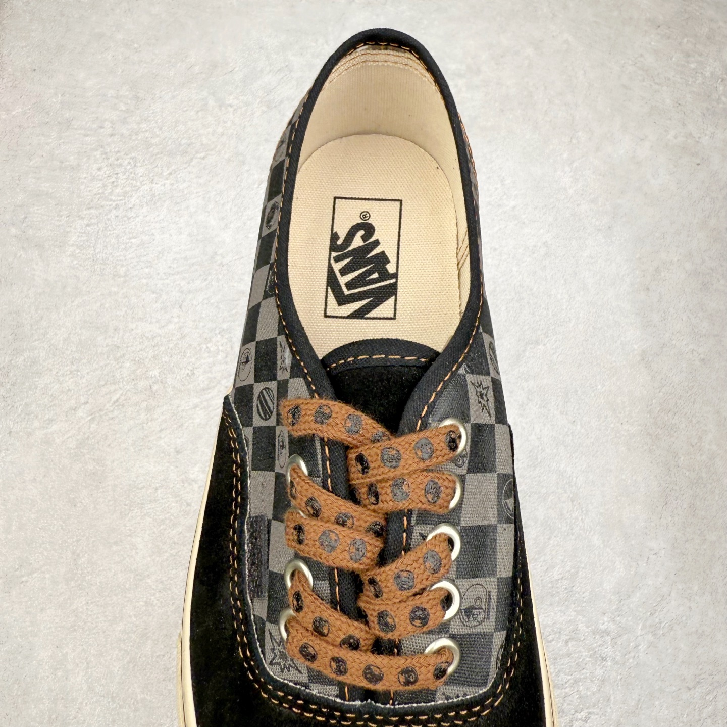 图片[5]-Vans Authentic SPACE MOLLY x 泡泡玛特 POP MART 联名款 此次合作以“保持想象，不断探索”为主题，通过 SPACE MOLLY 形象演绎，鞋款采用黑色主调，鞋头麂皮部位压印硕大 SPACE MOLLY Logo，该标识亦以联名吊牌形式呈现。大底饰有破碎滑板图案，鞋身后段将经典棋盘格与 MOLLY 形象结合，打造充满童趣的印花设计。 货号：VN000EGAQ3Y 尺码：35 36 36.5 37 38 38.5 39 40 40.5 41 42 42.5 43 44-选品中心