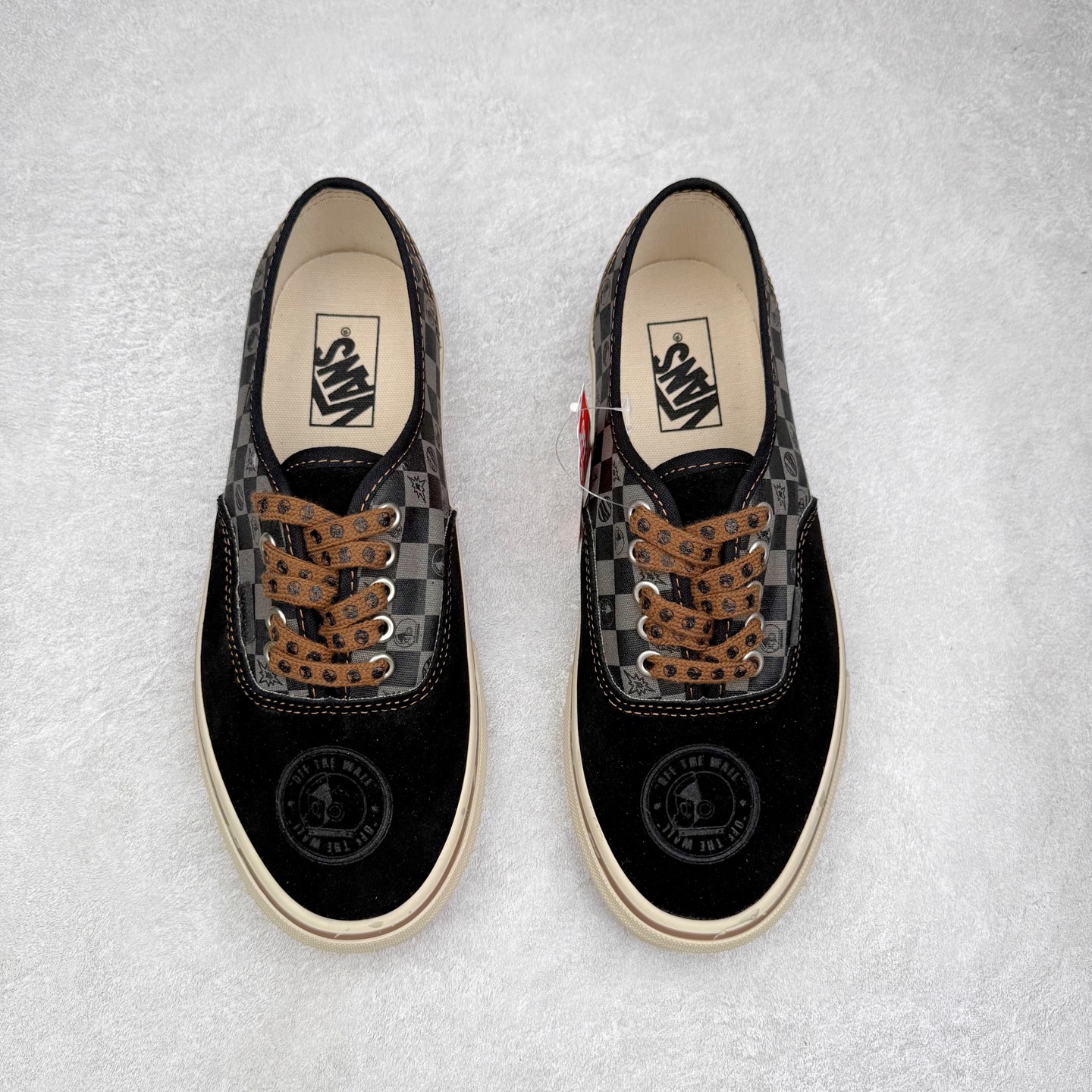 图片[2]-Vans Authentic SPACE MOLLY x 泡泡玛特 POP MART 联名款 此次合作以“保持想象，不断探索”为主题，通过 SPACE MOLLY 形象演绎，鞋款采用黑色主调，鞋头麂皮部位压印硕大 SPACE MOLLY Logo，该标识亦以联名吊牌形式呈现。大底饰有破碎滑板图案，鞋身后段将经典棋盘格与 MOLLY 形象结合，打造充满童趣的印花设计。 货号：VN000EGAQ3Y 尺码：35 36 36.5 37 38 38.5 39 40 40.5 41 42 42.5 43 44-选品中心