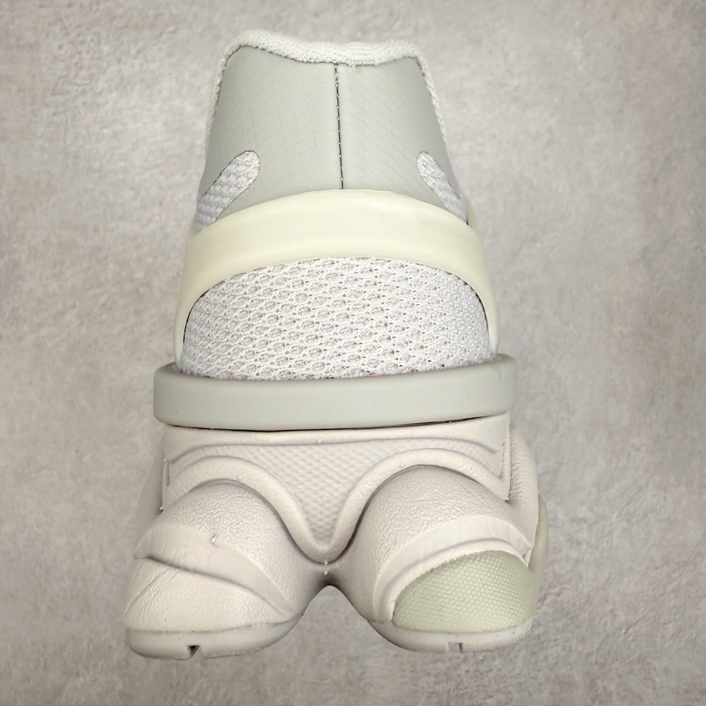 图片[8]-New Balance NB9060 复古运动鞋 新百伦又带来了新鞋型 并且是与芝加哥街头品牌 Joe Freshgoods 的联名款 鞋身主体采用了类似 990 系列的设计风格 与传统复古慢跑鞋区别不大 最大的变化就是鞋底部分 在传统设计的中底外层 增加了多个分区的模块 圆润的线条设计与我们熟悉的 New Balance 风格截然不同 但与同样充满弧形线条的鞋面搭配 看起来毫无违和感 尺码：36-45-选品中心