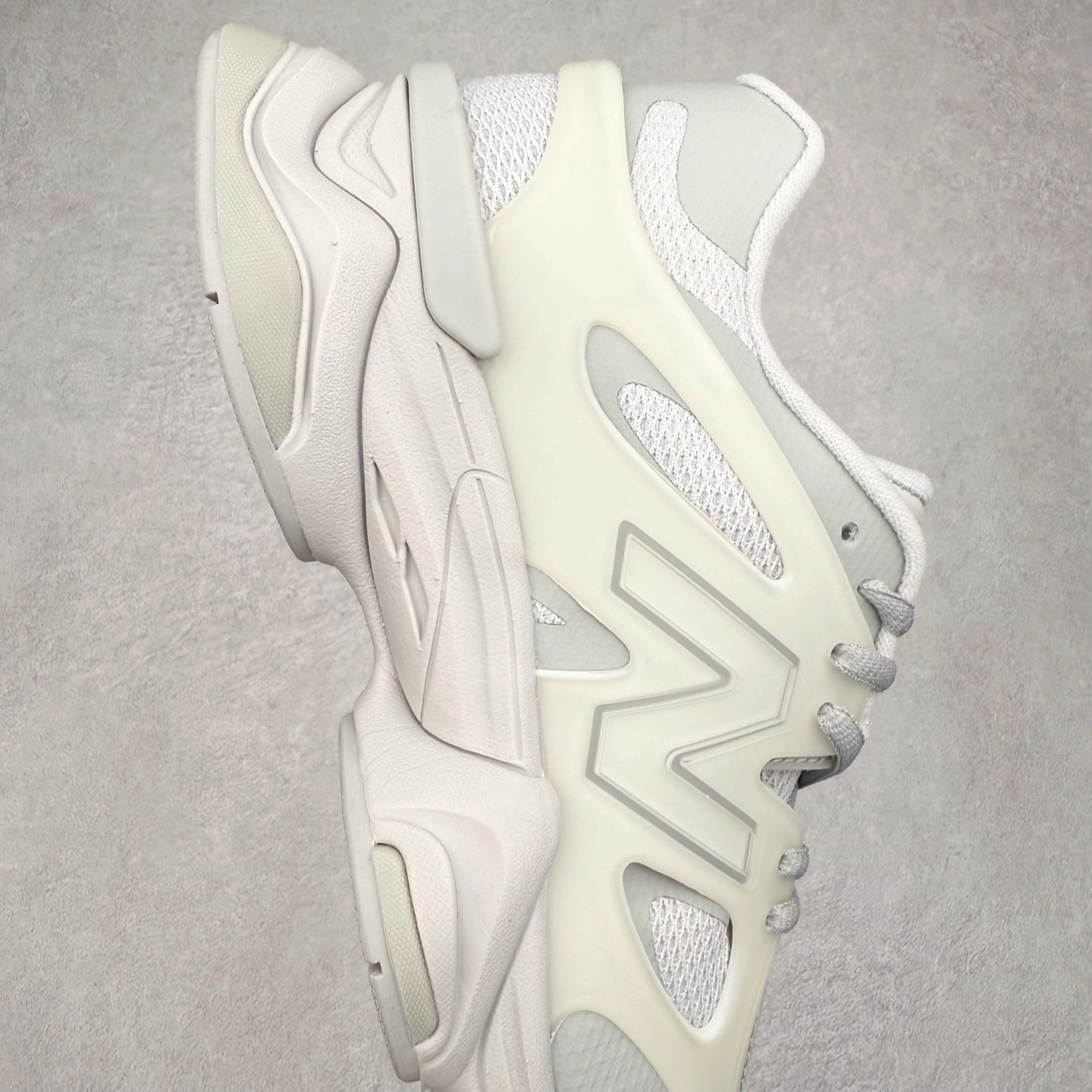 图片[6]-New Balance NB9060 复古运动鞋 新百伦又带来了新鞋型 并且是与芝加哥街头品牌 Joe Freshgoods 的联名款 鞋身主体采用了类似 990 系列的设计风格 与传统复古慢跑鞋区别不大 最大的变化就是鞋底部分 在传统设计的中底外层 增加了多个分区的模块 圆润的线条设计与我们熟悉的 New Balance 风格截然不同 但与同样充满弧形线条的鞋面搭配 看起来毫无违和感 尺码：36-45-选品中心